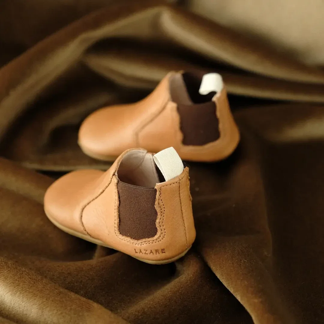 KELmCRbo-Chaussons-bebe-premiers-pas-Lazare-Oscar-Marron-Chocolat-1.webp