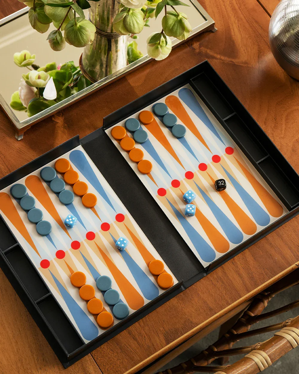 printworks_art-of-games_backgammon-anthracite_mood_1.webp