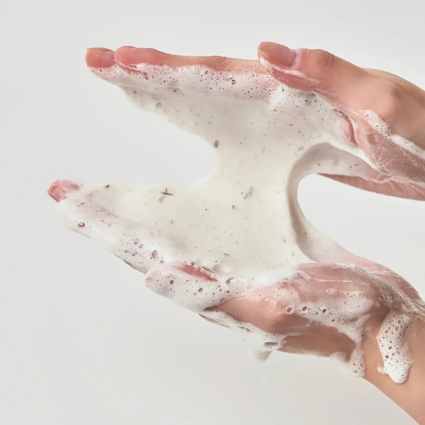 haemiskin-anua-heartleaf-quercetinol-pore-deep-cleansing-foam-textura-nas-maos.webp