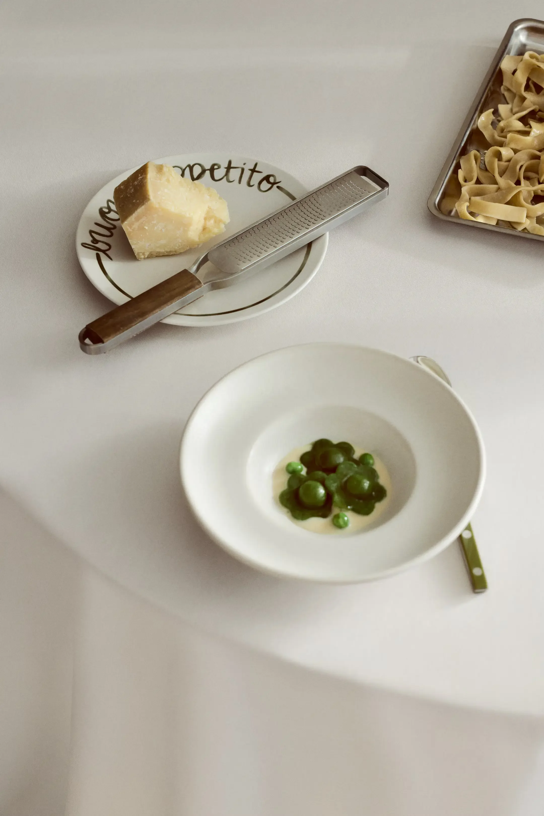 h&amp;m home plate spring collection 2026.webp