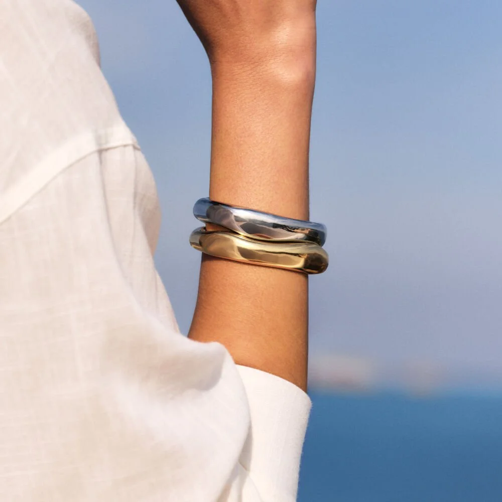 sculptural-bracelet-fluid-shape-refined-style