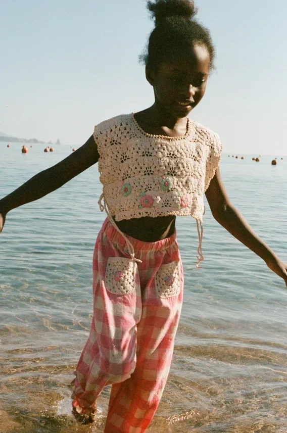 relaxed-pants-natural-tone-effortless-look