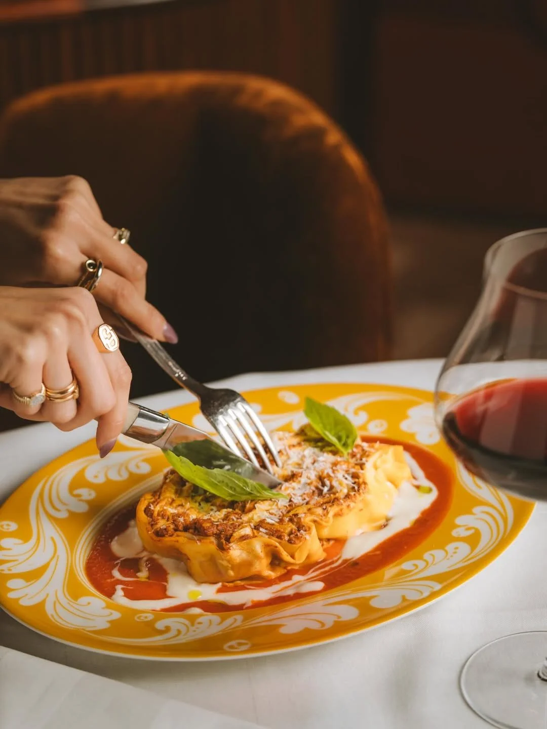 comfort-food-pasta-warm-tones-evening-dining