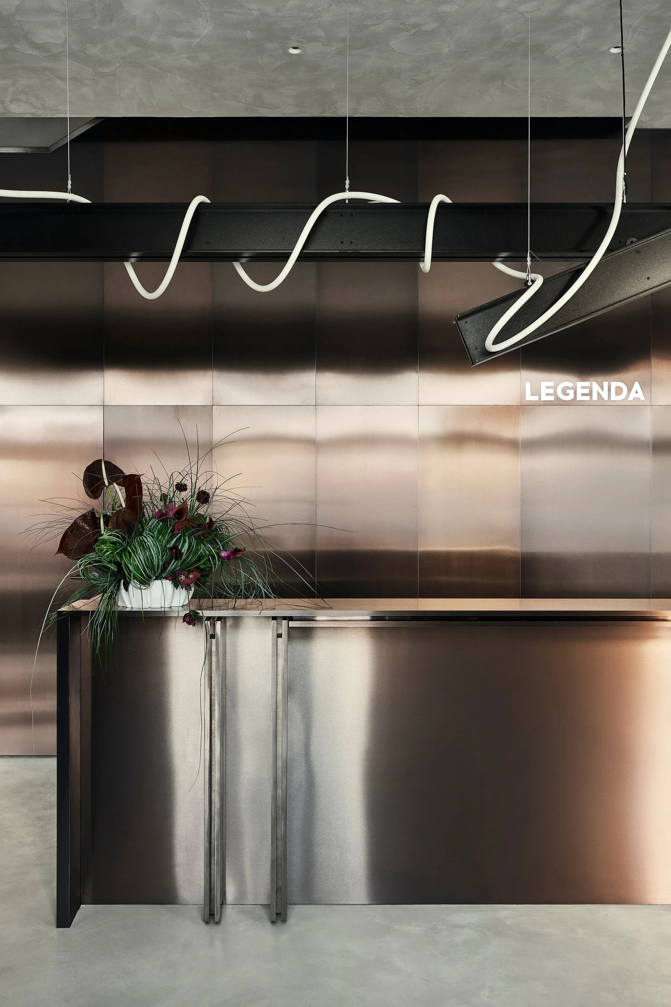 legenda-sales-office-reception-copper-wall-sinuous-lighting-st-petersburg