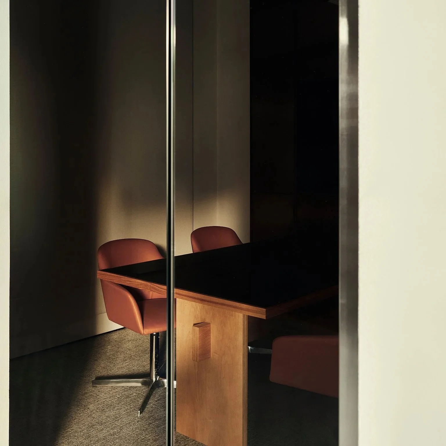 legenda-intimate-meeting-room-dark-red-leather-tubular-pendant-st-petersburg