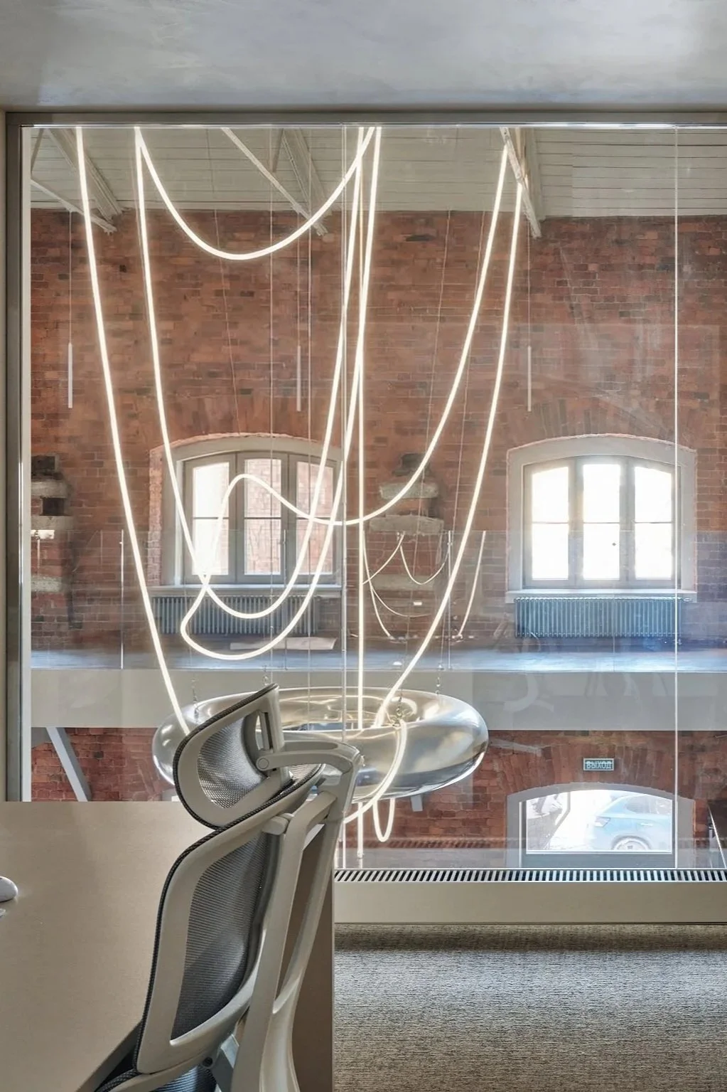 legenda-workspace-sinuous-light-installation-red-brick-factory-hall-st-petersburg