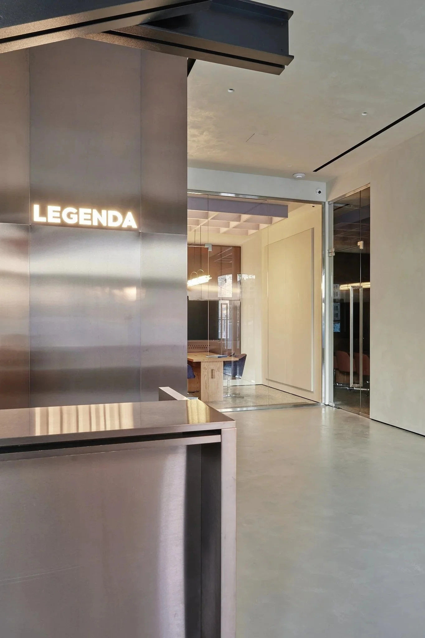 legenda-entrance-reception-copper-wall-illuminated-signage-st-petersburg