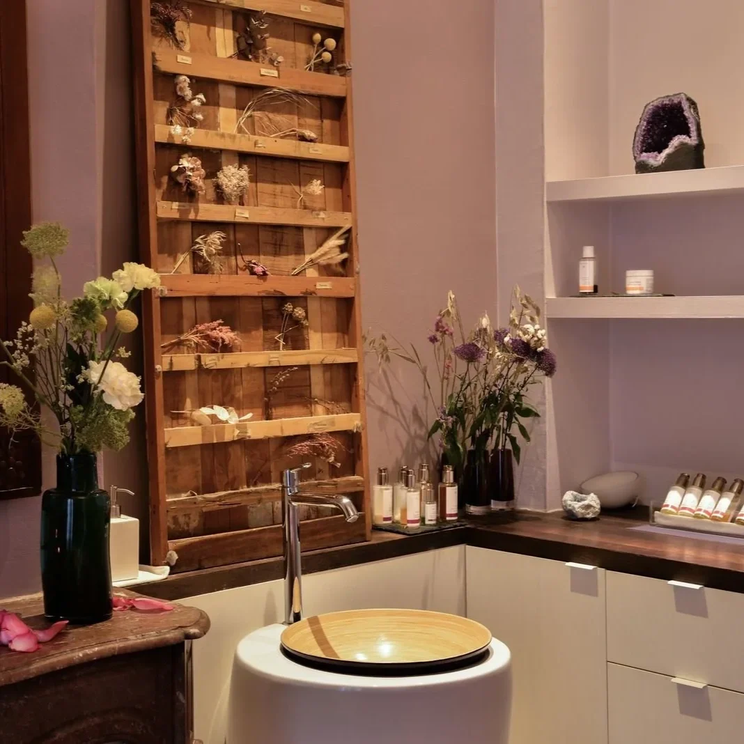 la-maison-dr-hauschka-paris-treatment-room-dried-flowers-wooden-shelf-skincare (Copy) (Copy)