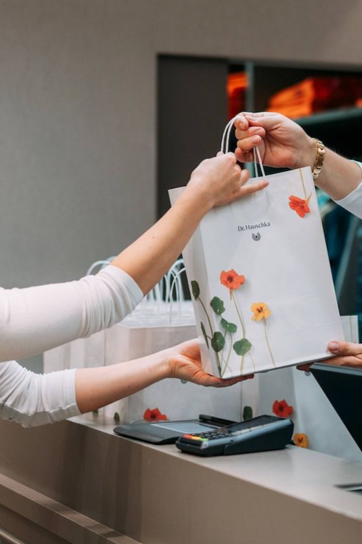 dr-hauschka-retail-experience-product-handover-customer