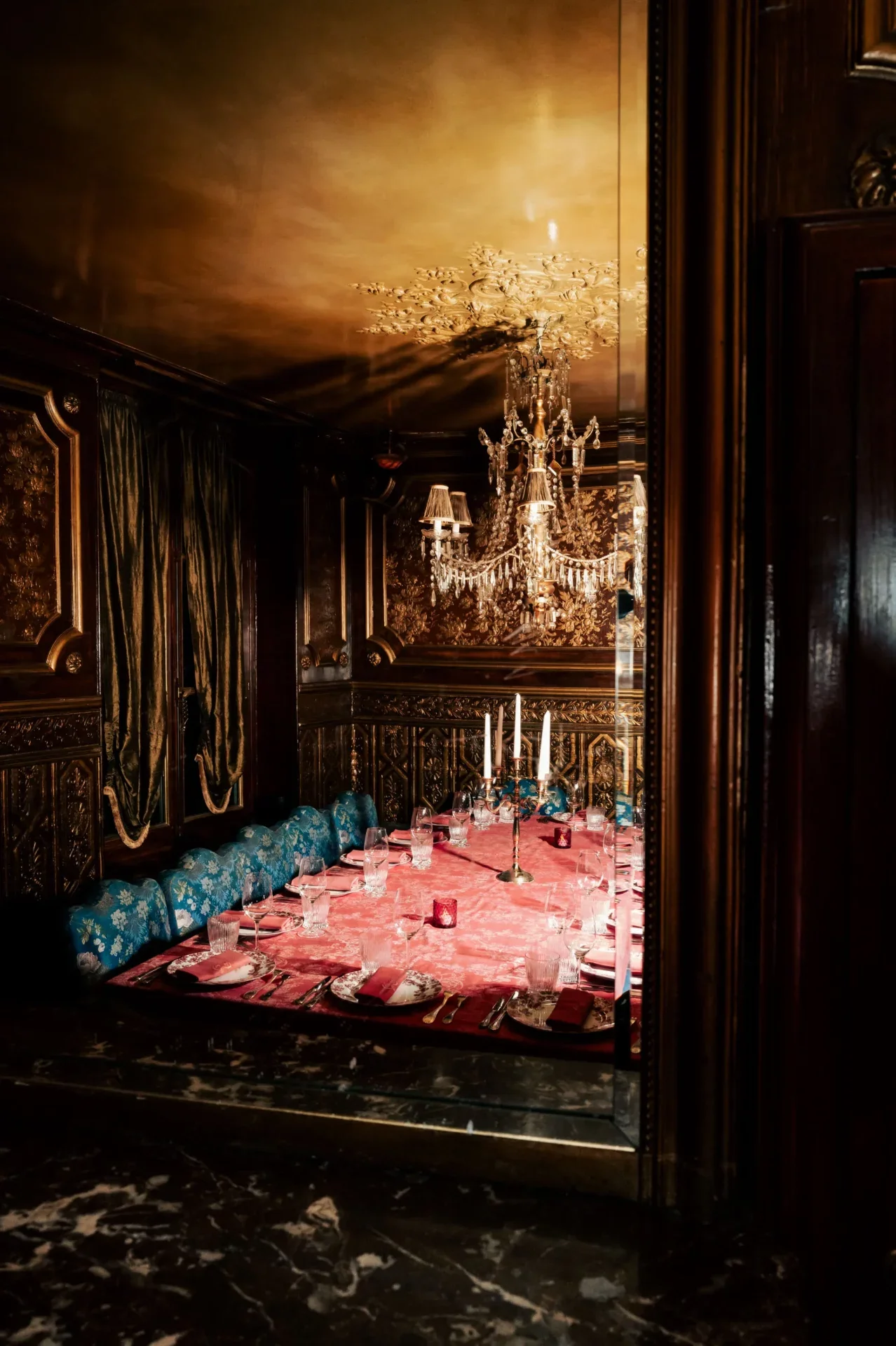 laperouse-paris-private-salon-chandelier-red-damask-table