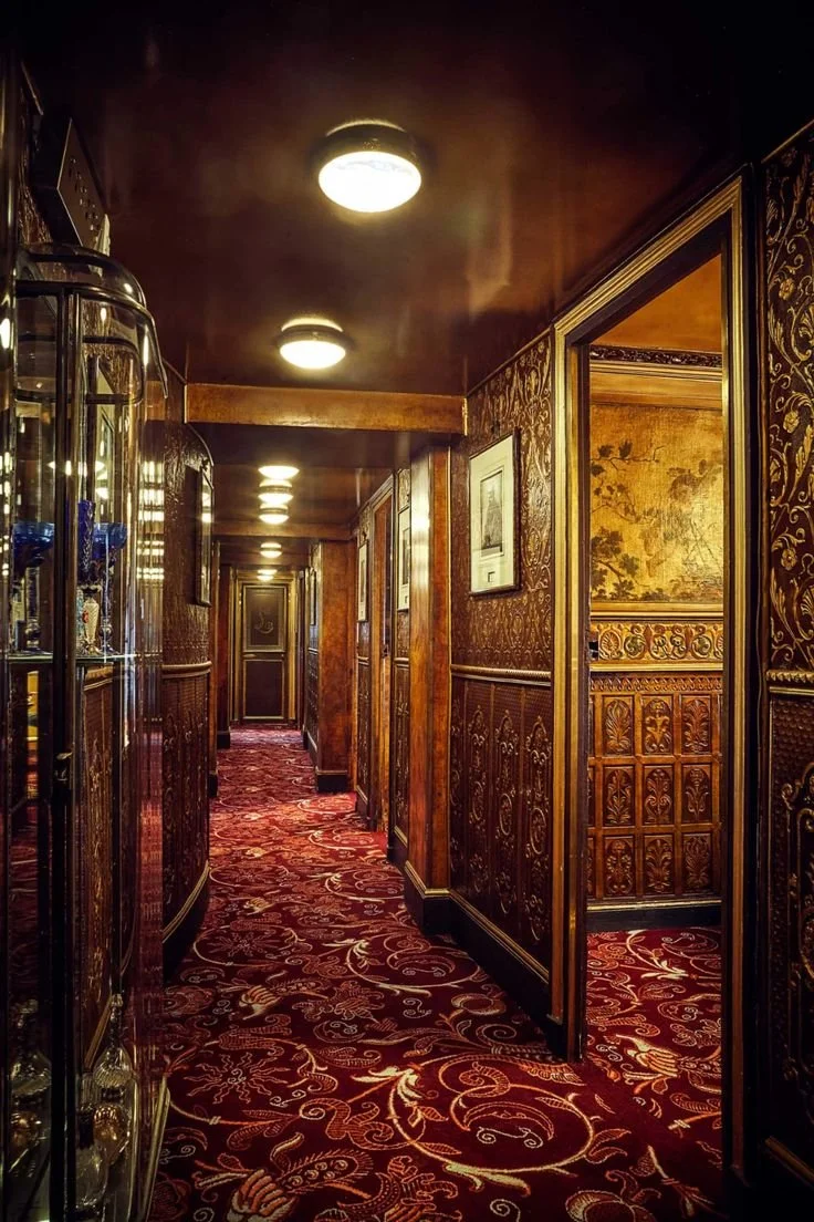 laperouse-paris-corridor-private-salons-red-carpet-gold-panelling