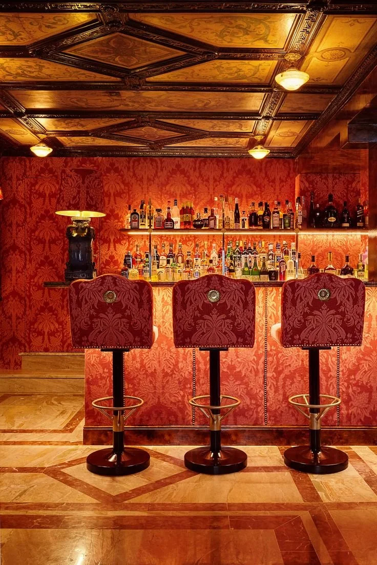 laperouse-paris-bar-red-damask-gold-ceiling-bar-stools