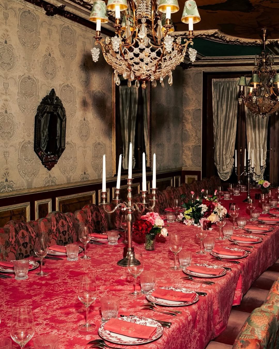laperouse-paris-grand-salon-long-table-chandelier-candelabra