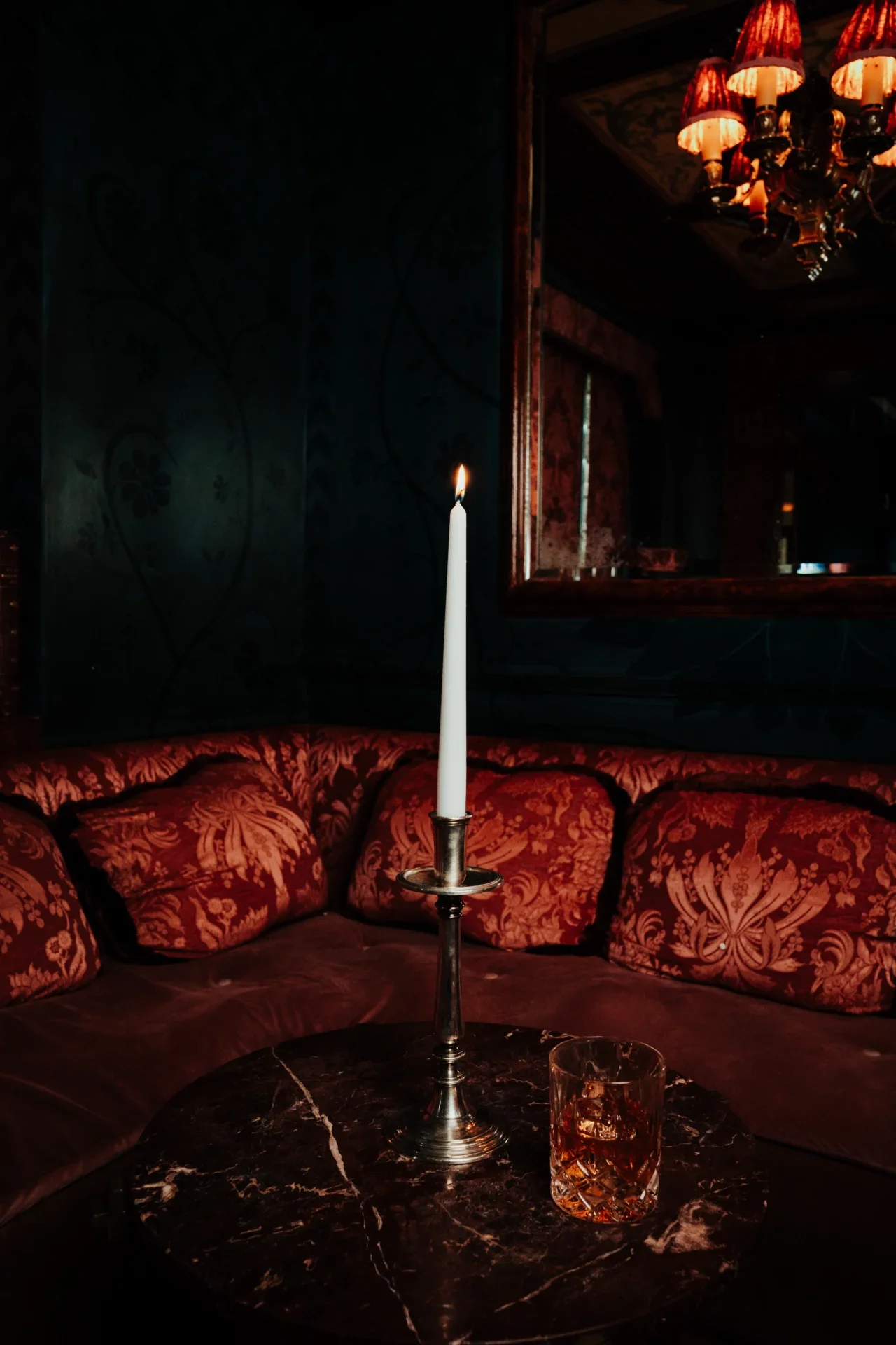 laperouse-paris-intimate-salon-candlelight-velvet-sofa-evening