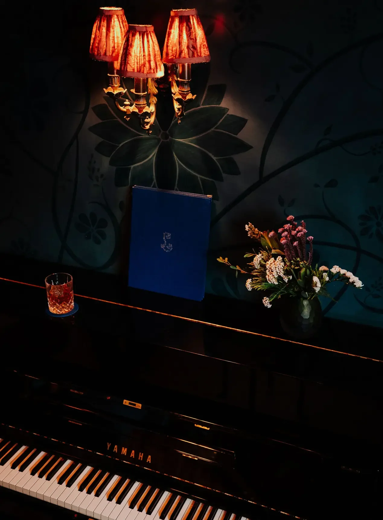 laperouse-paris-bar-piano-red-lamp-cocktail