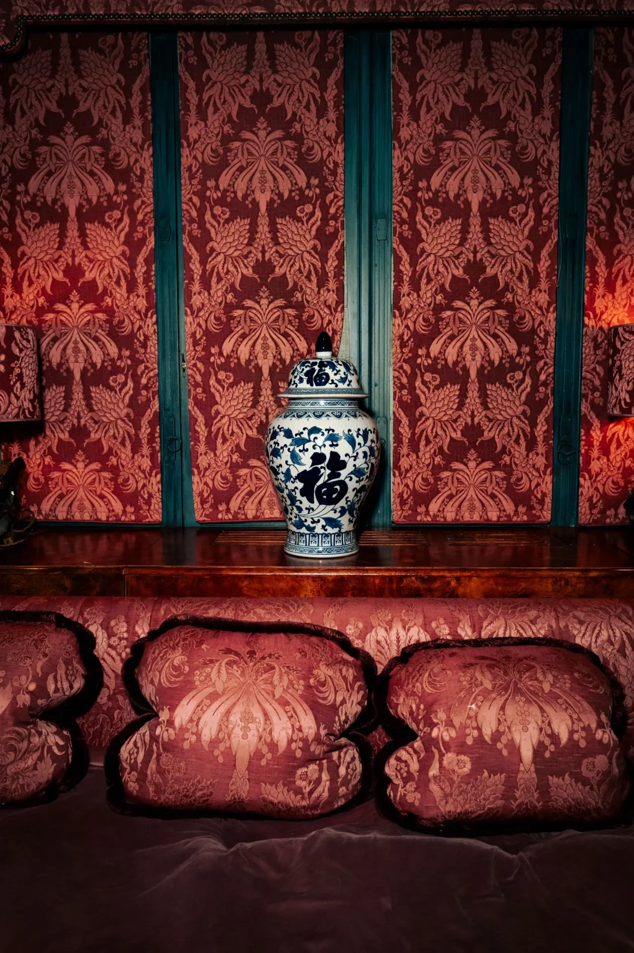laperouse-paris-red-damask-salon-blue-porcelain-vase-velvet