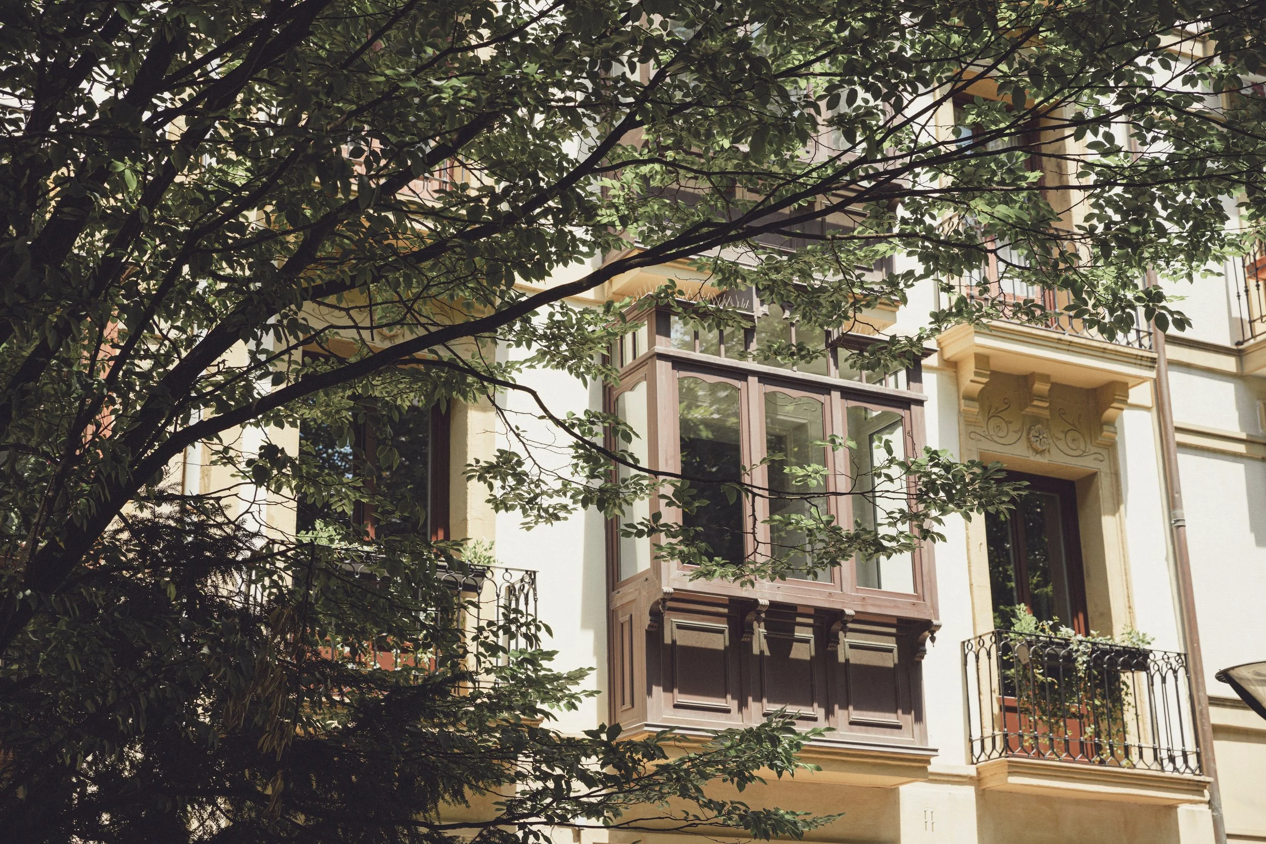 boulevard-6-san-sebastian-belle-epoque-facade-wooden-bay-window-ortega-diago