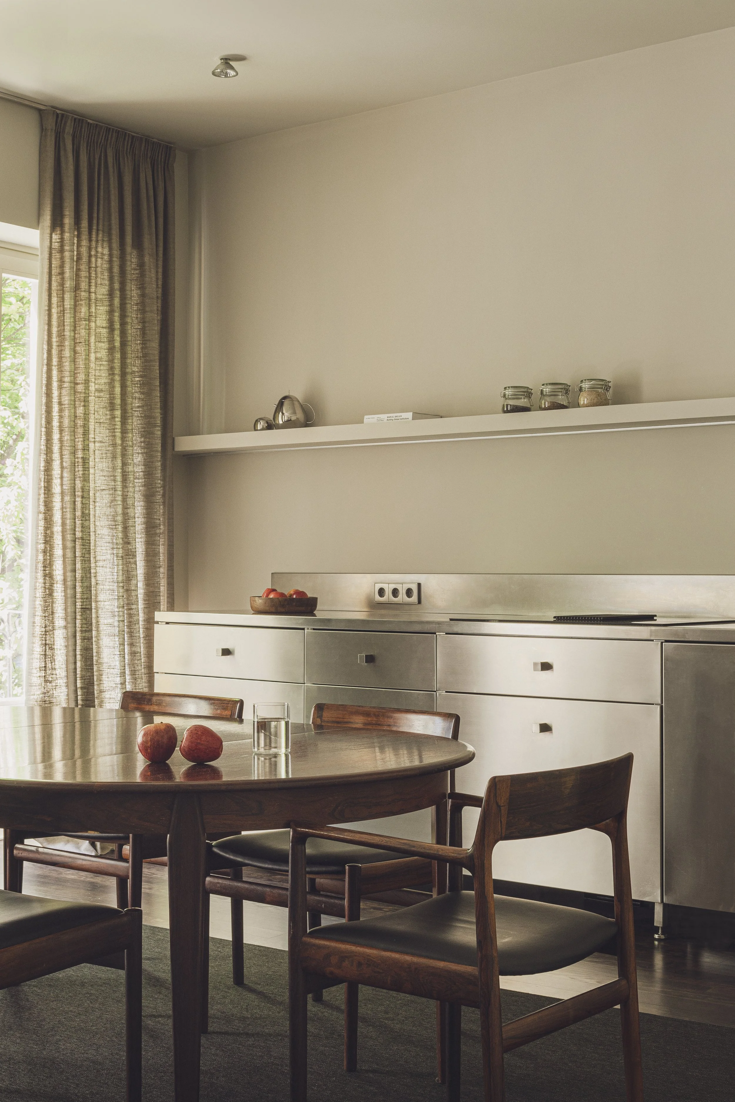boulevard-6-stainless-steel-kitchen-johannes-andersen-dining-table-ortega-diago