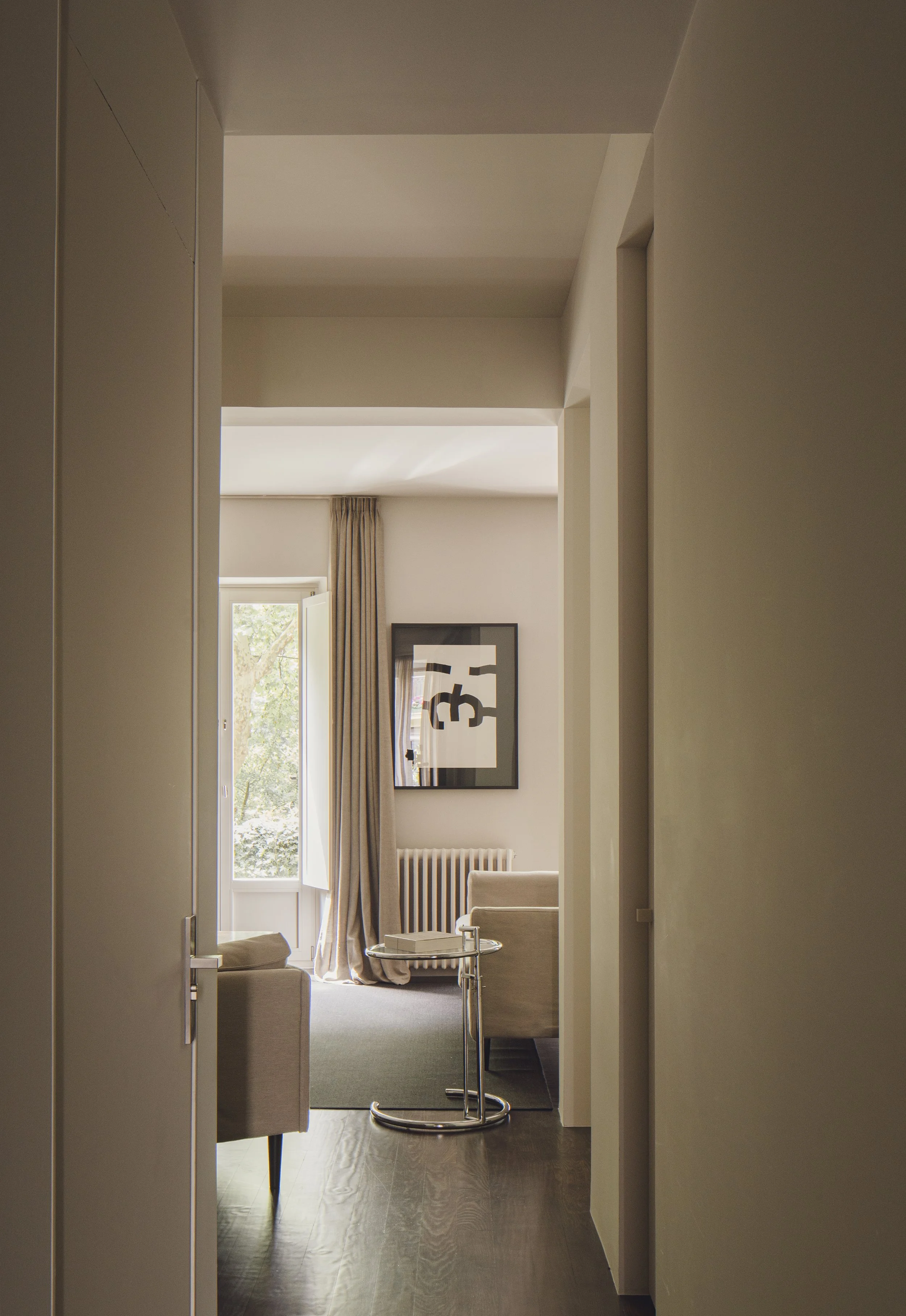 boulevard-6-corridor-eileen-gray-side-table-living-room-view-ortega-diago
