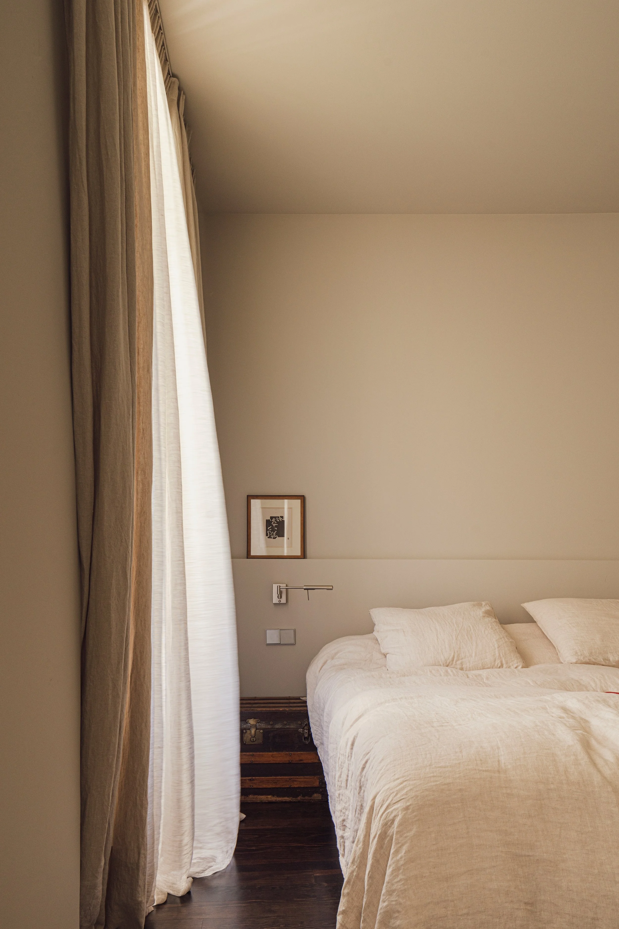 boulevard-6-bedroom-ebonised-pine-floor-linen-curtains-ortega-diago-san-sebastian