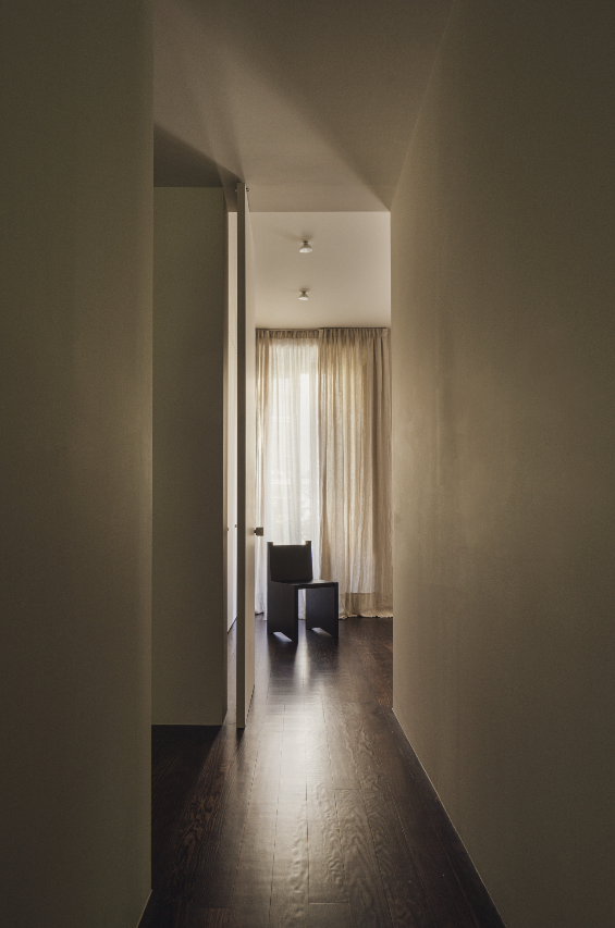 boulevard-6-corridor-living-room-view-ebonised-pine-floor-ortega-diago-san-sebastian