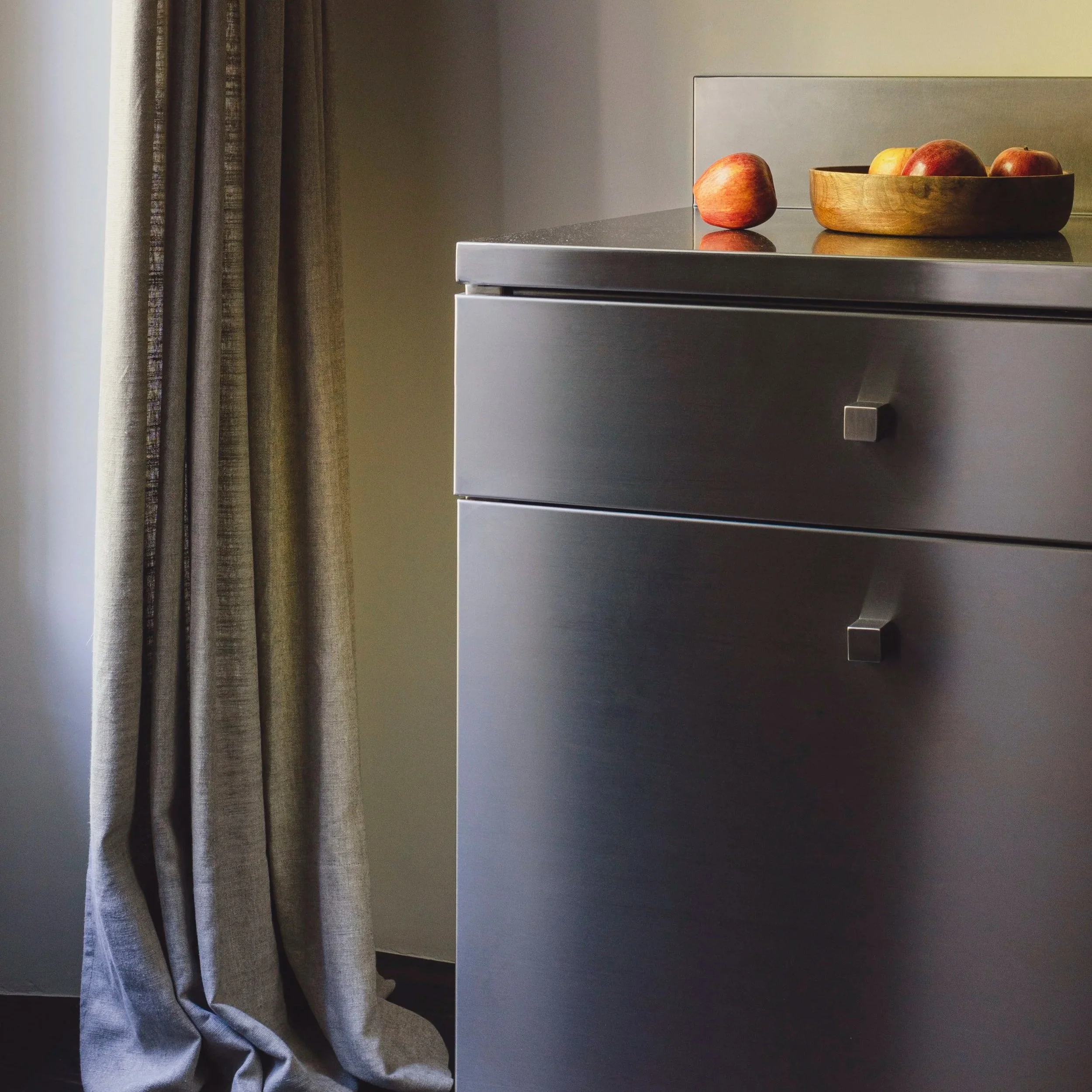 boulevard-6-stainless-steel-kitchen-detail-brushed-steel-drawers-ortega-diago