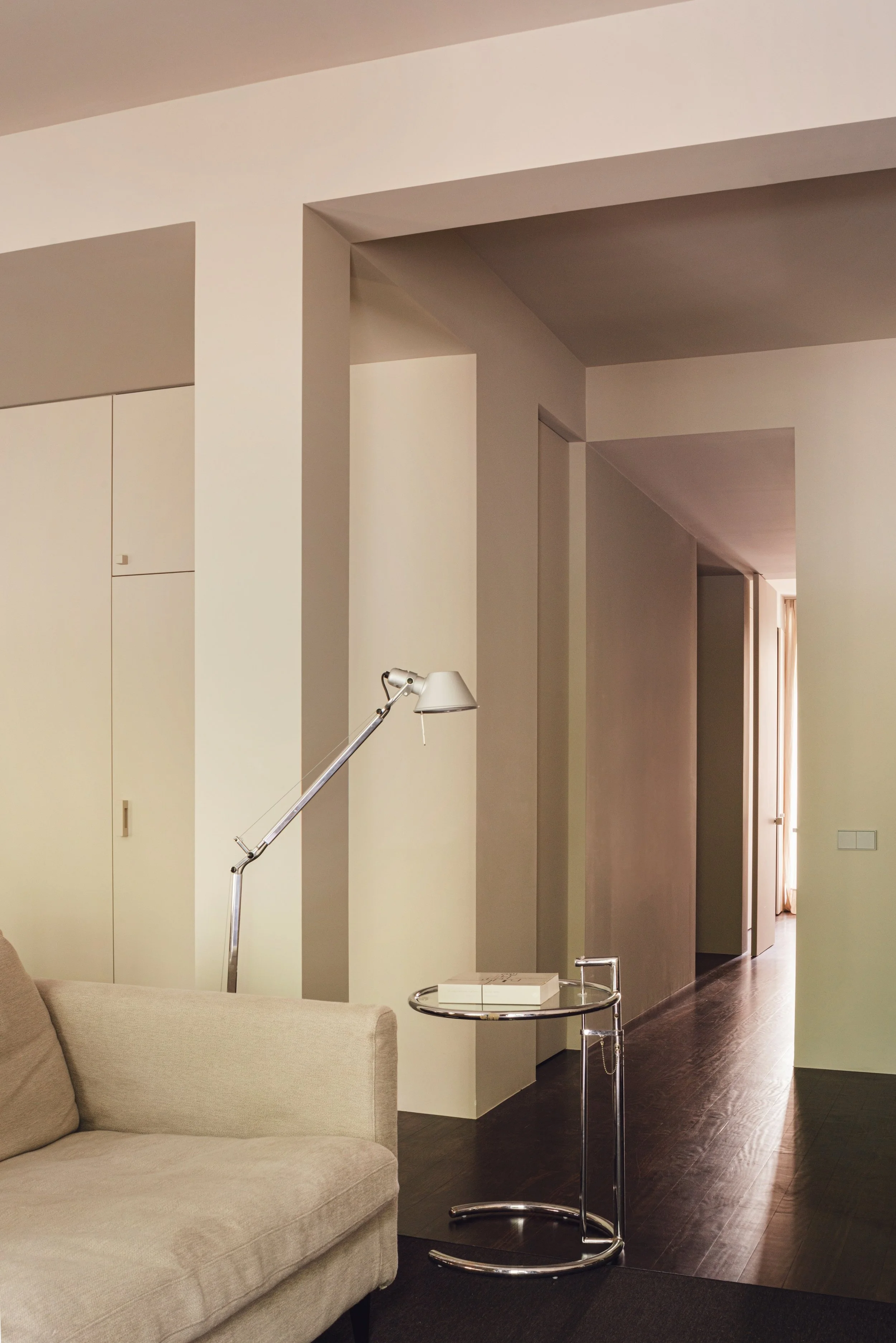 boulevard-6-living-area-eileen-gray-side-table-artemide-tolomeo-floor-lamp-ortega-diago