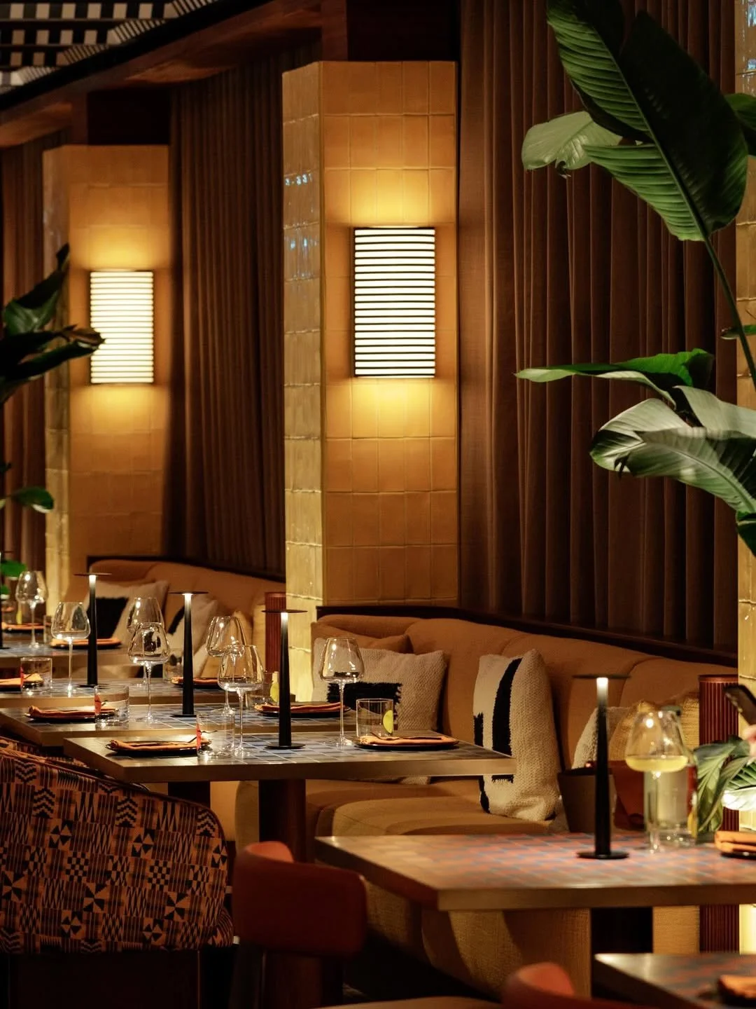 warm-restaurant-interior-candlelight-design-led-seating