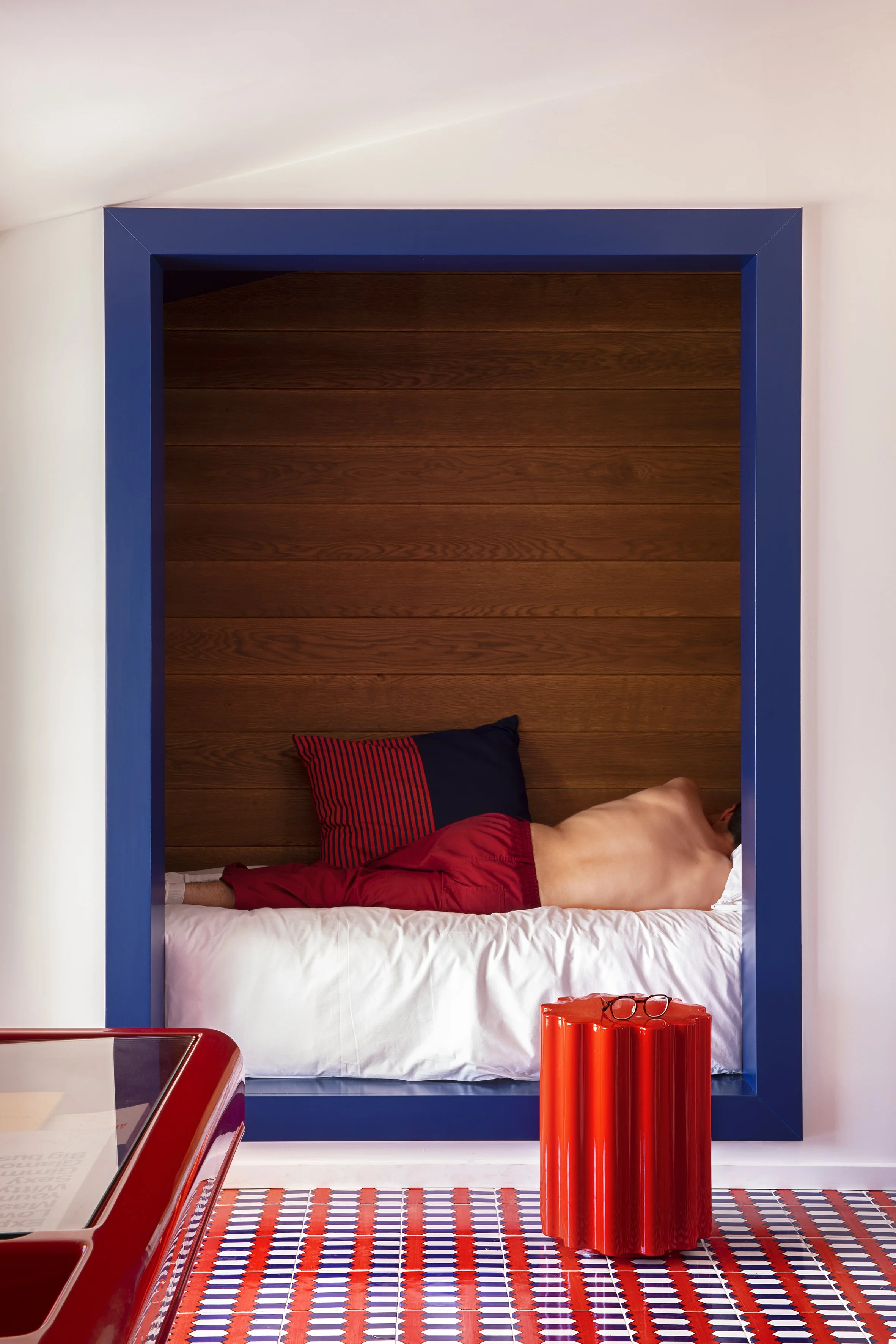 La-casa-man-in-bed.jpg