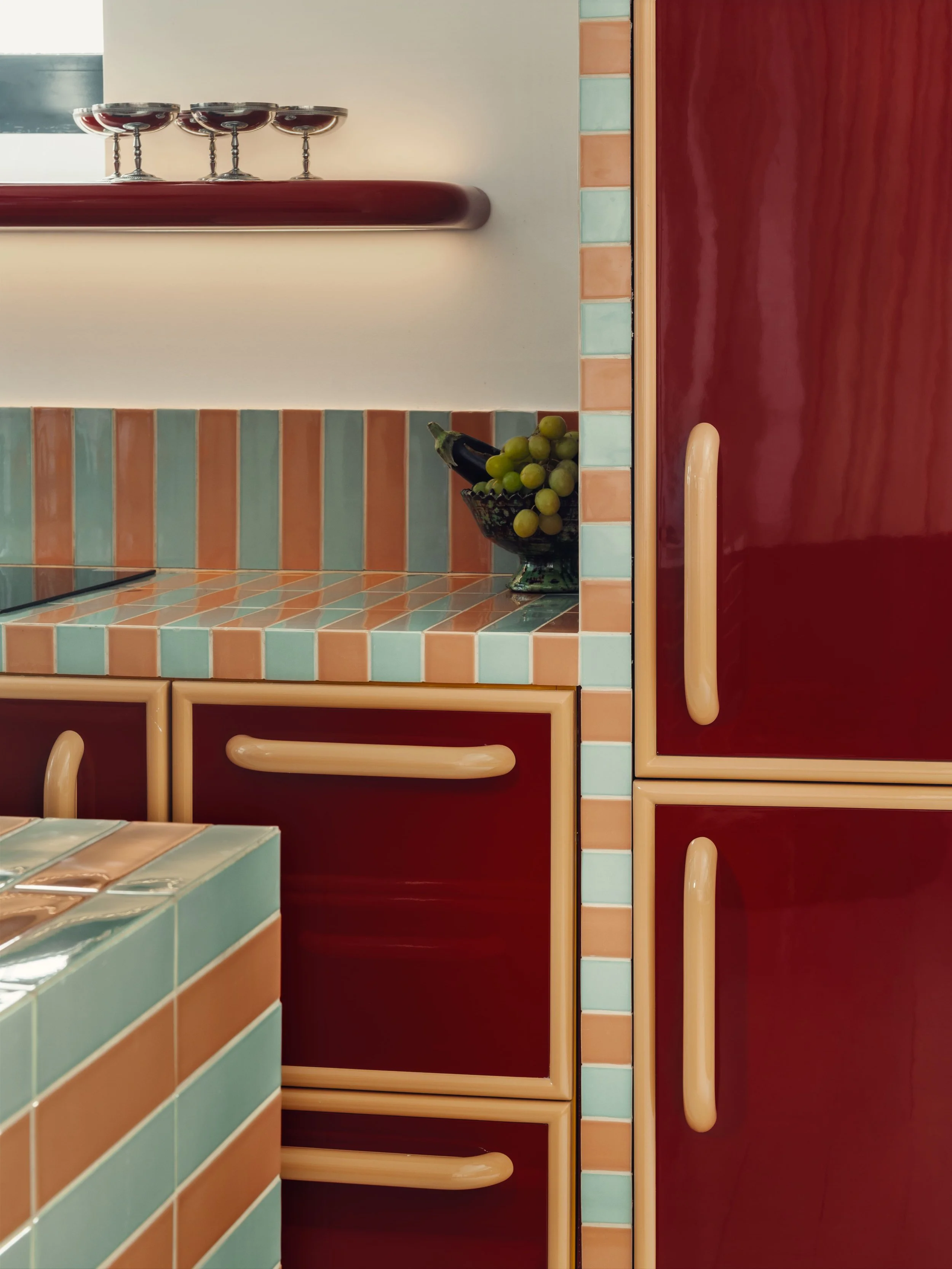 pigalle-apartment-atelier-ha-paris-high-gloss-lacquered-kitchen