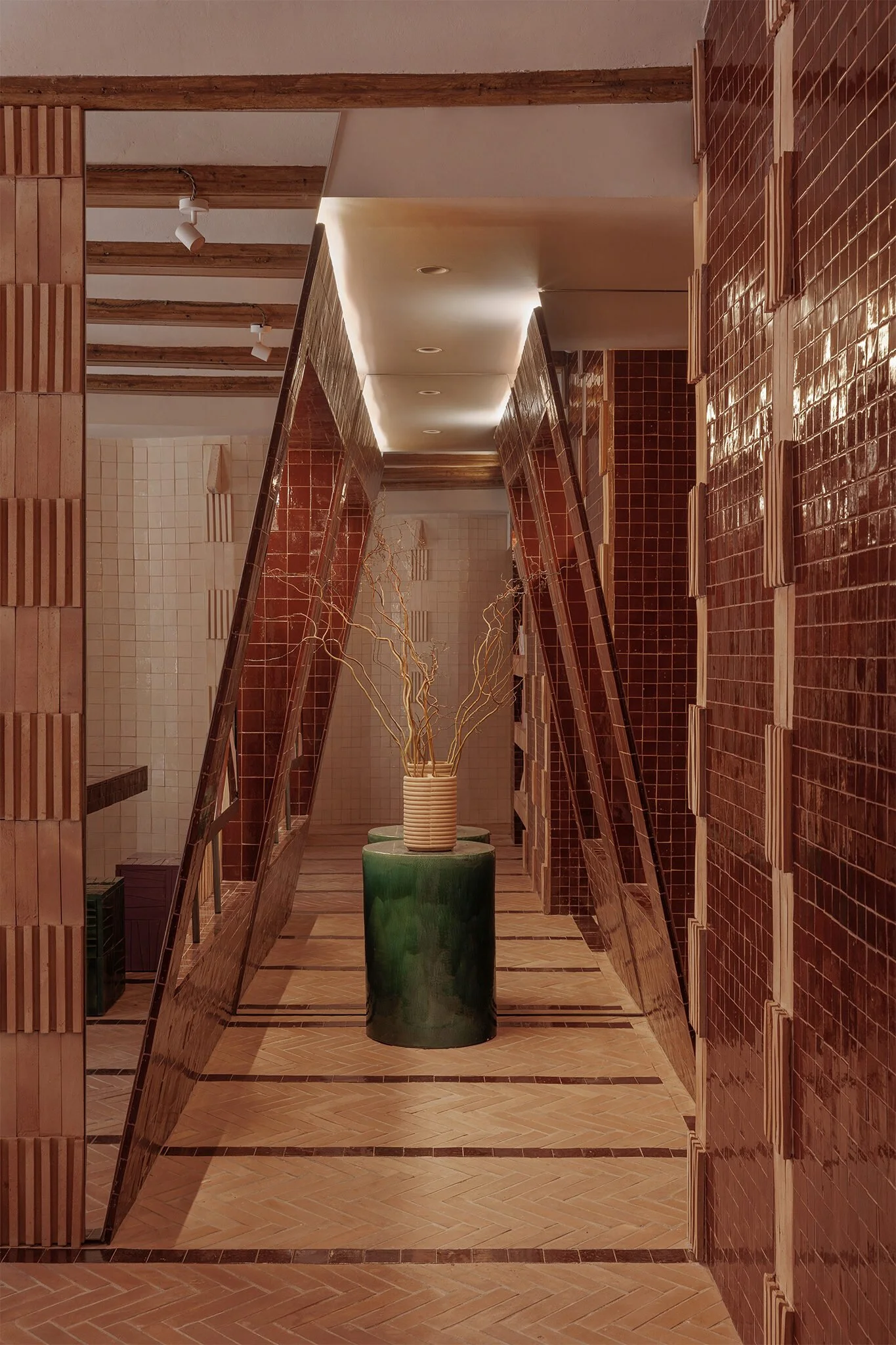 maora-ceramic-showroom-historic-building-valencia
