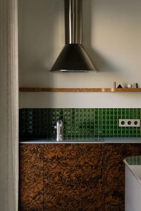 sesja-port-praski-warsaw-kitchen-blue-quartzite-burl-veneer-concrete