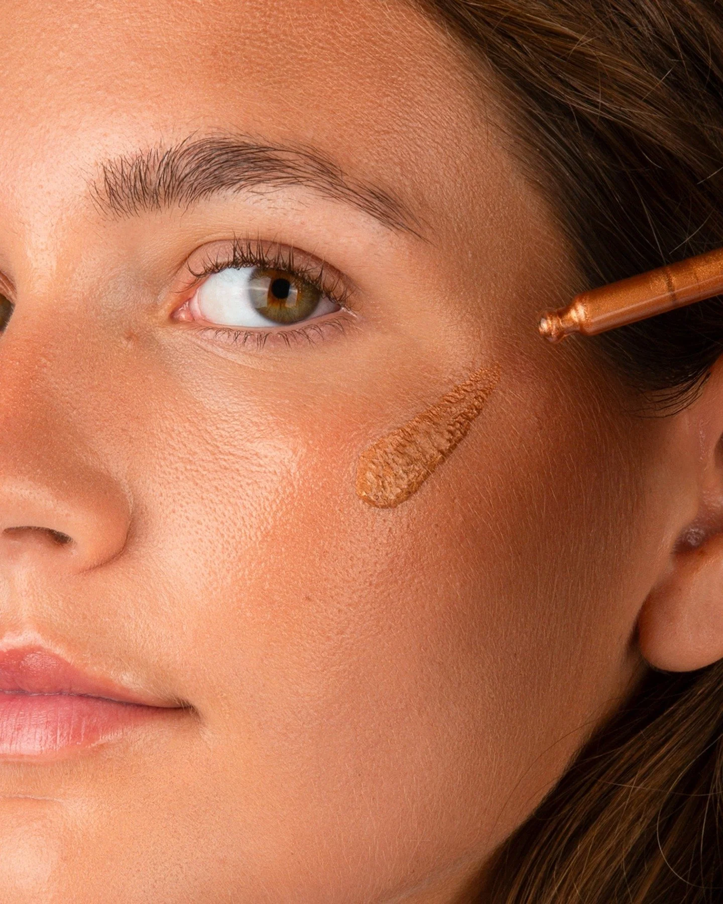 la-crique-liquid-bronzer-serum-texture-application-skin-finish