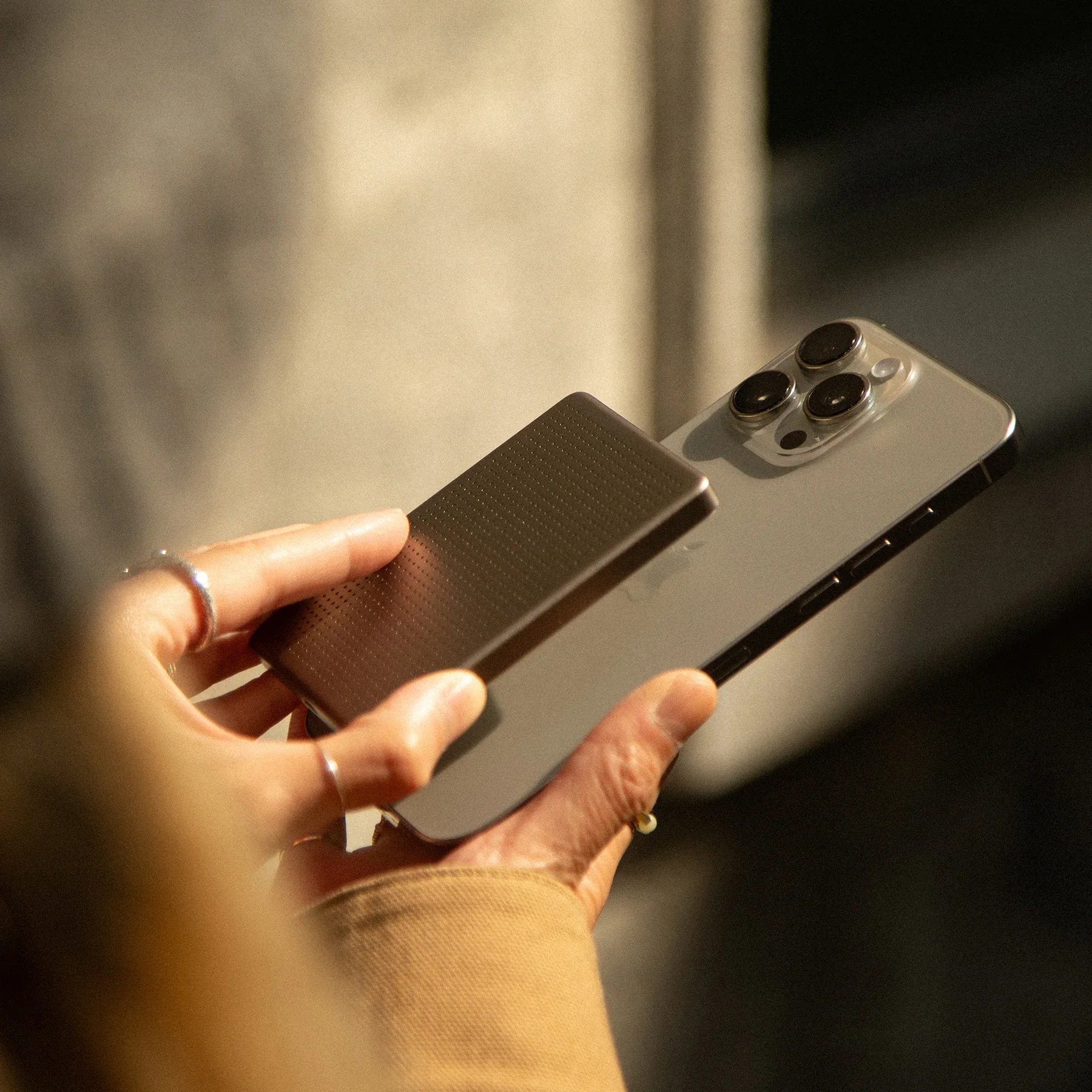 native-union-magnetic-power-bank-matte-aluminium-slim-office-tech