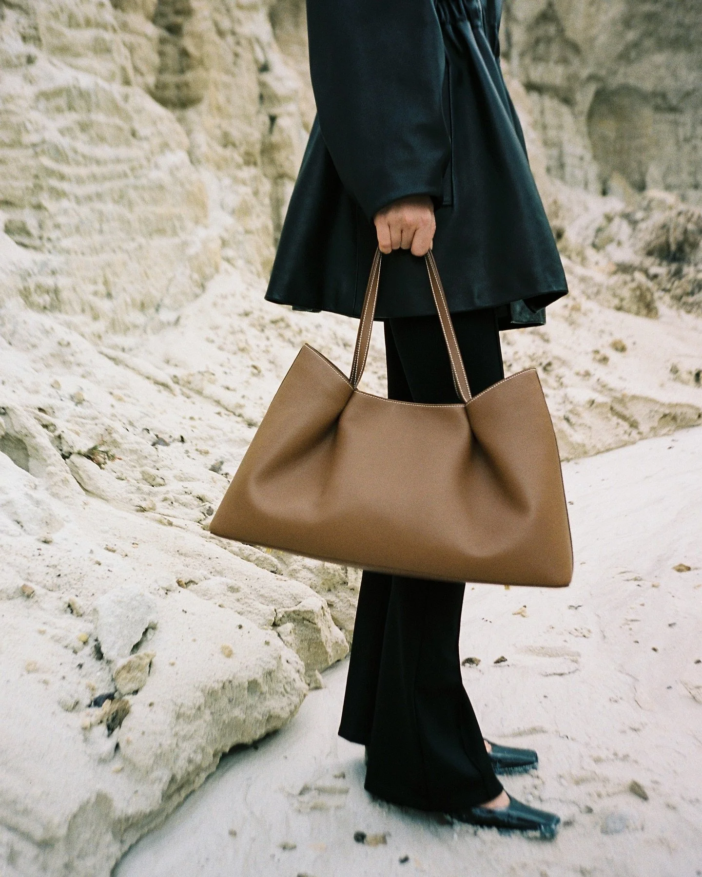 elleme-dimple-tote-leather-cognac-paris-designed-italy-made-tote-bag