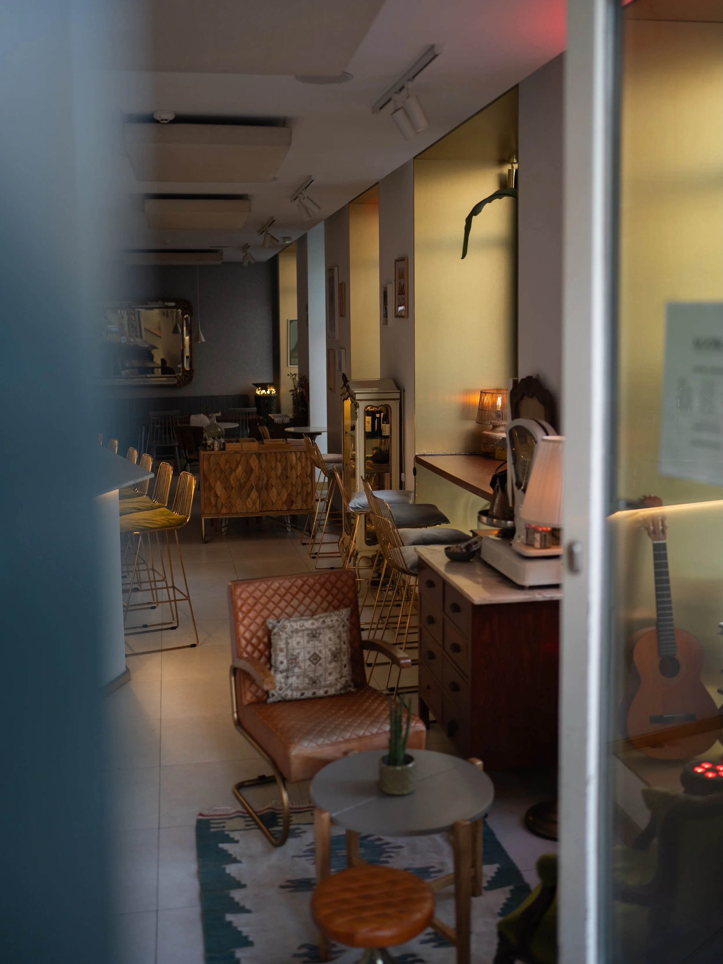 agora-cais-do-sodre-lisbon-brunch-cafe-interior-natural-light