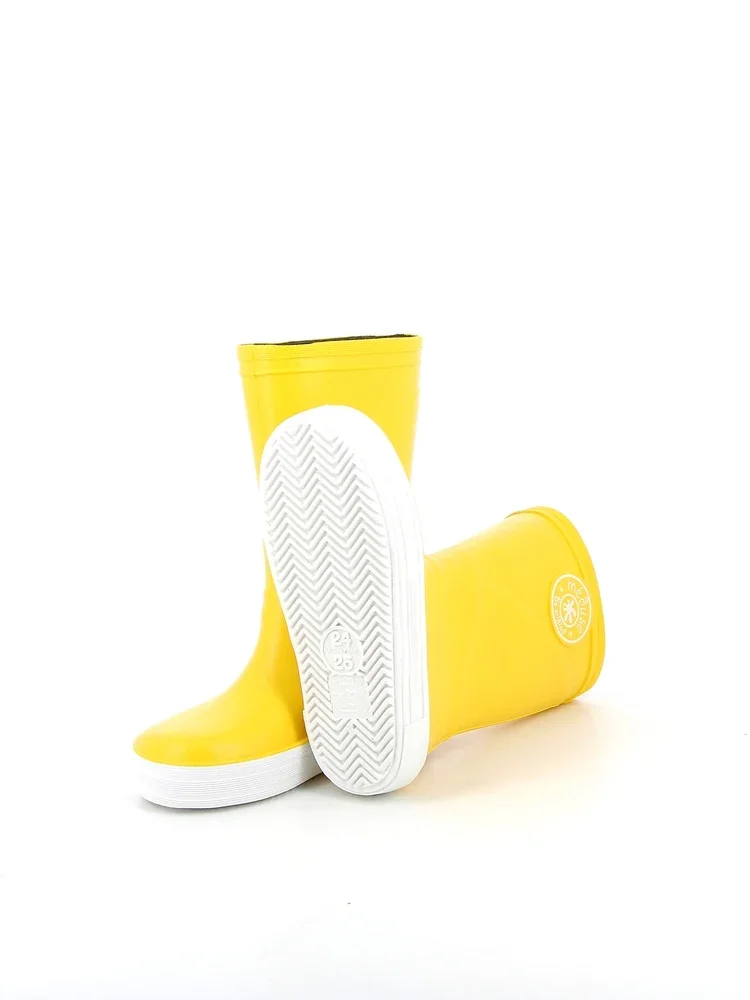 skippy-yellow-rainboots-meduse.webp