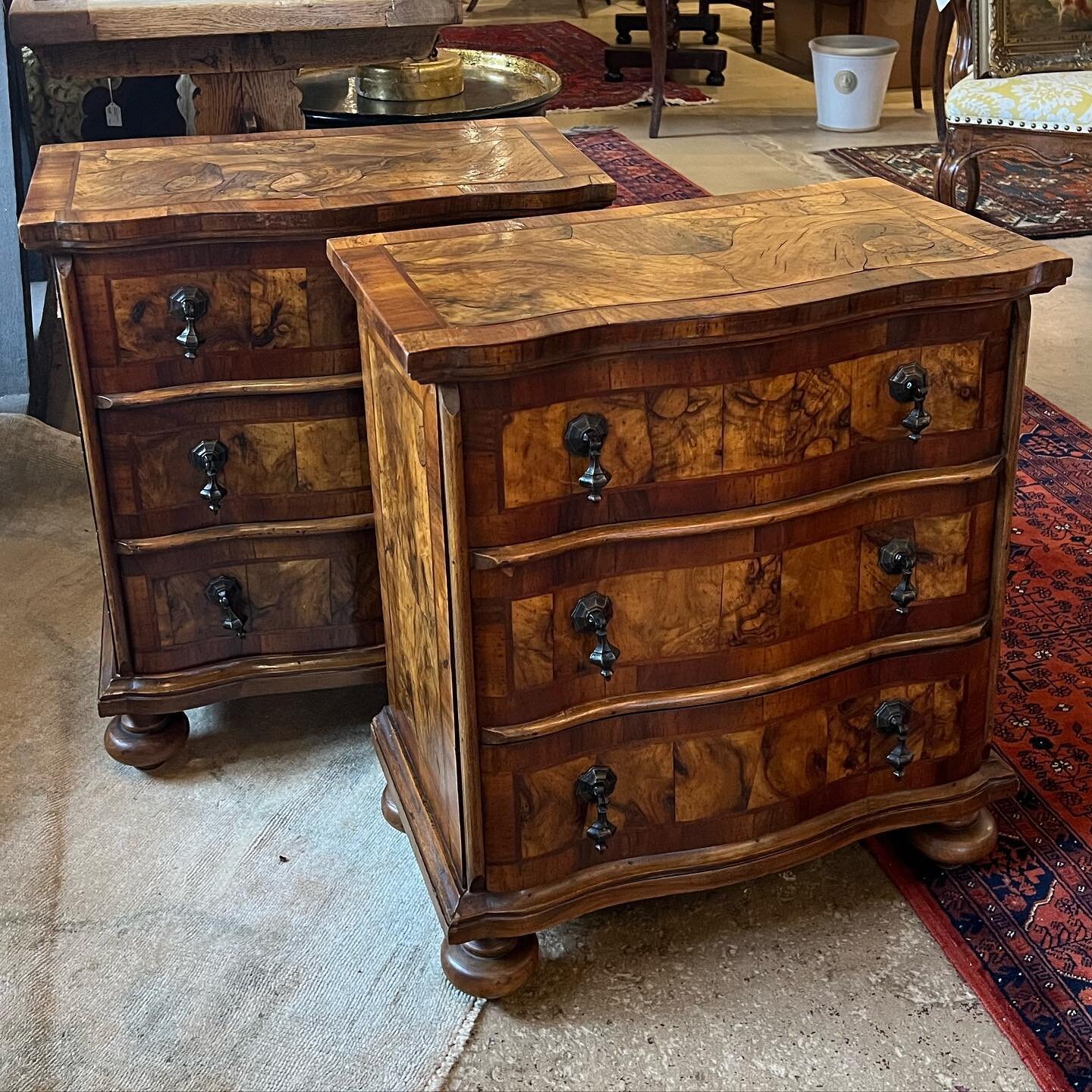 A great pair of olivewood and mixed veneer nightstands just hit the shop floor! Swipe through to see what else is new and message us with any questions! 

#wynsumantiquesandinteriors 
#648kingstreet 
#historicdowntowncharleston 
#charlestonantiques 
