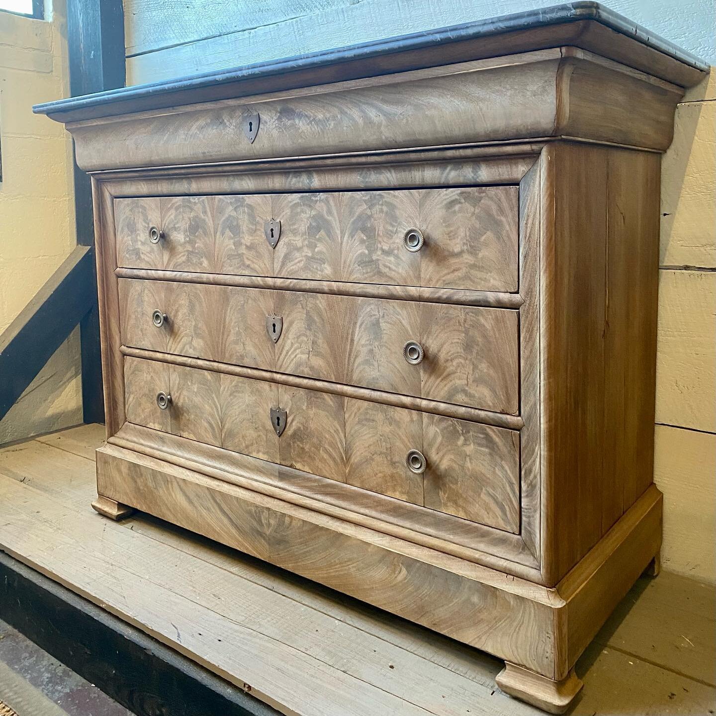 🚨just arrived!🚨

Nineteenth Century French #LouisPhilippe Bleached Burr Walnut Commode with Marble Top (50&rdquo; x 22.5&rdquo; x 37&rdquo;) - $3,895

Swipe through for other shots from around the shop! Direct message us or give us a call at the sh