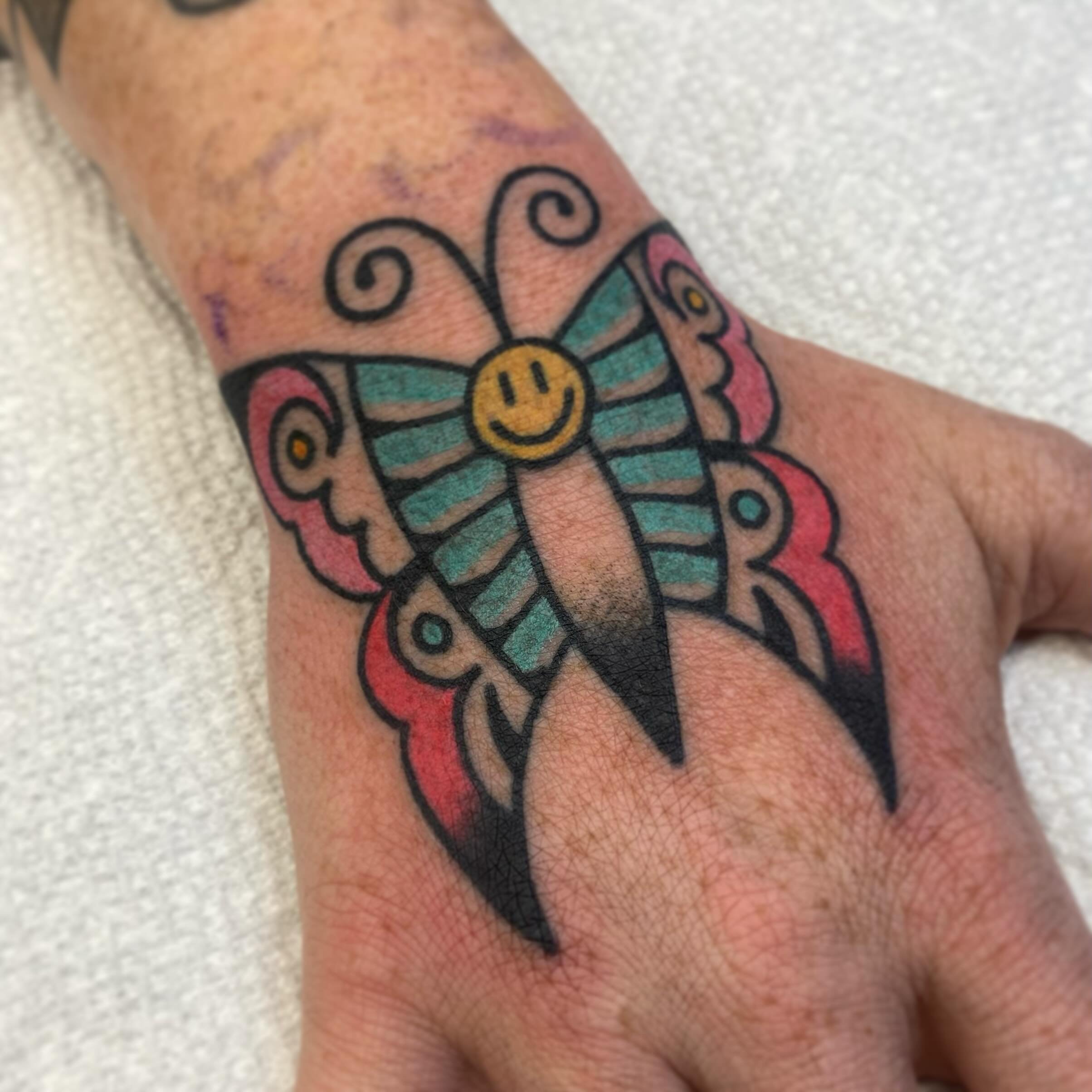 silliest hand tat for my bb shelby
❤️ books open / walk ins thurs-mon
📍@downtowntattoolasvegas
🔗 check &lsquo;booking&rsquo; highlight to book in
‼️check spam for reply

UPCOMING GUEST SPOTS + EVENTS :

✨PHOENIX, AZ
May 18-19th
@spottedpanthertatto