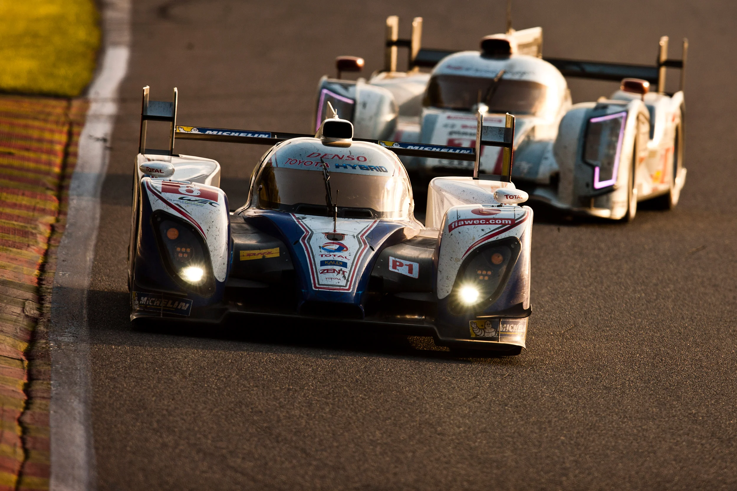 Anthony Davidson, Toyota TS030 leads Andre Lotterer, Audi R18 E-Tron Quattro