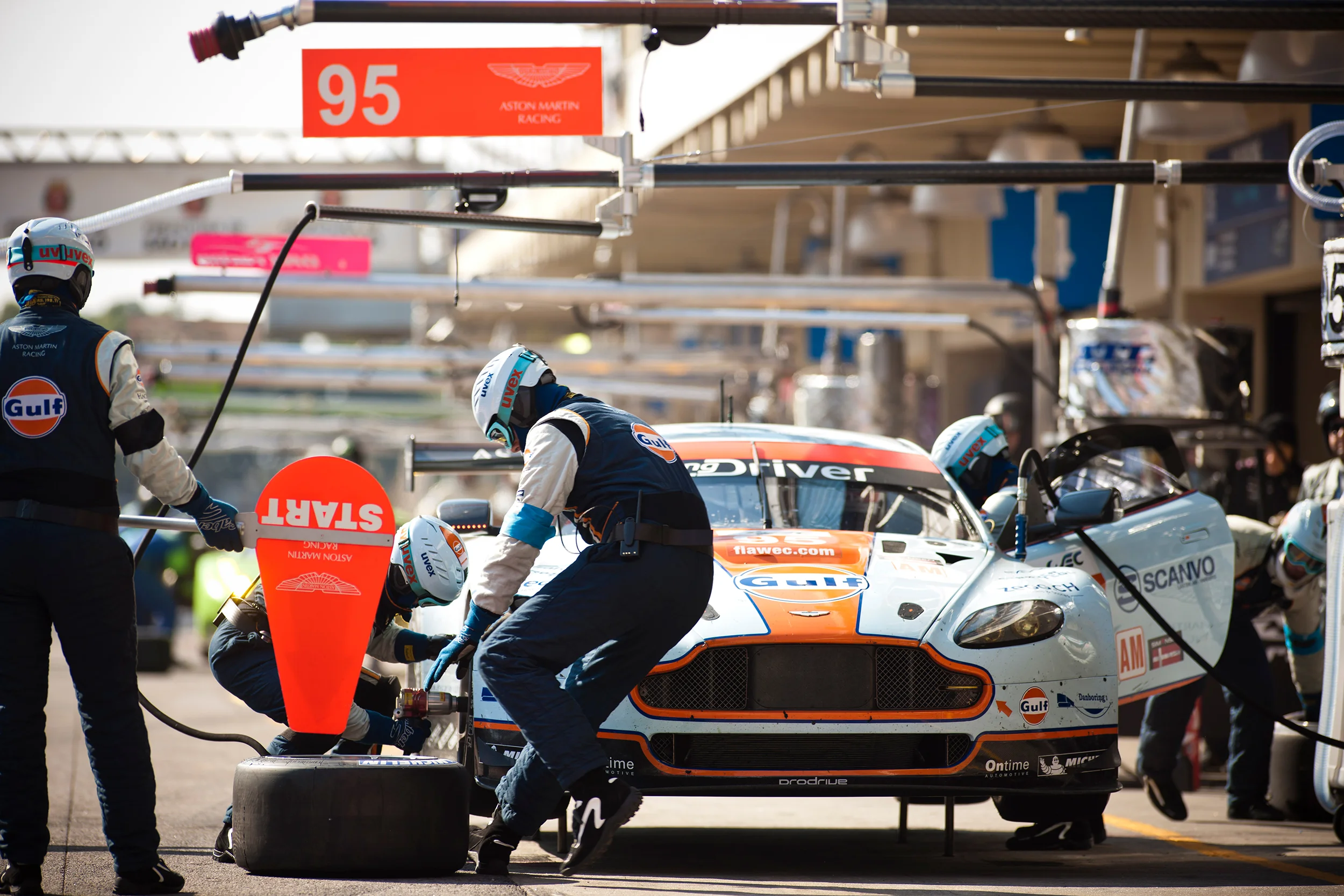 #95 Aston Martin pit stop
