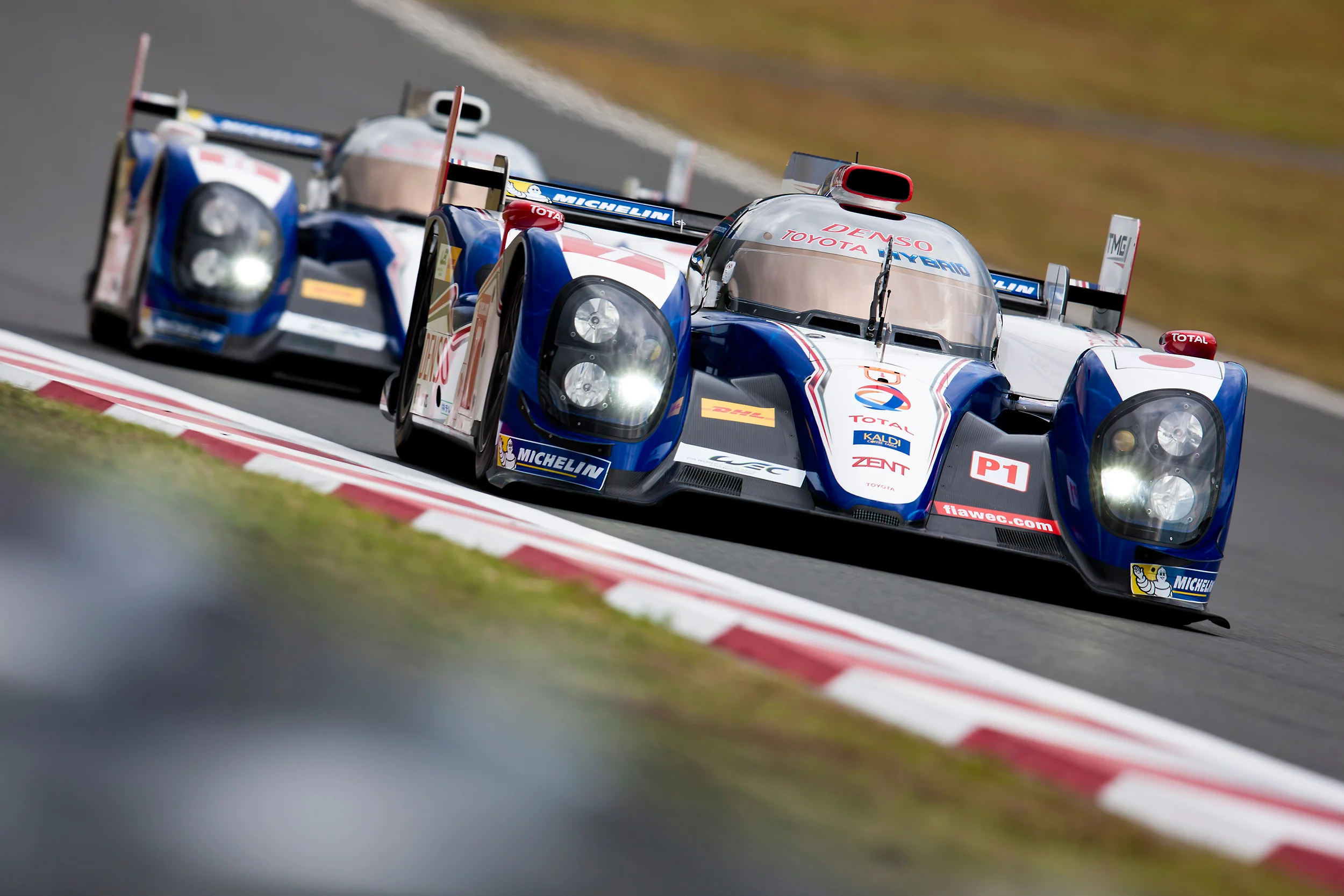 Nicolas Lapierre, Toyota TS030 leads Stephane Sarrazin, Toyota TS030