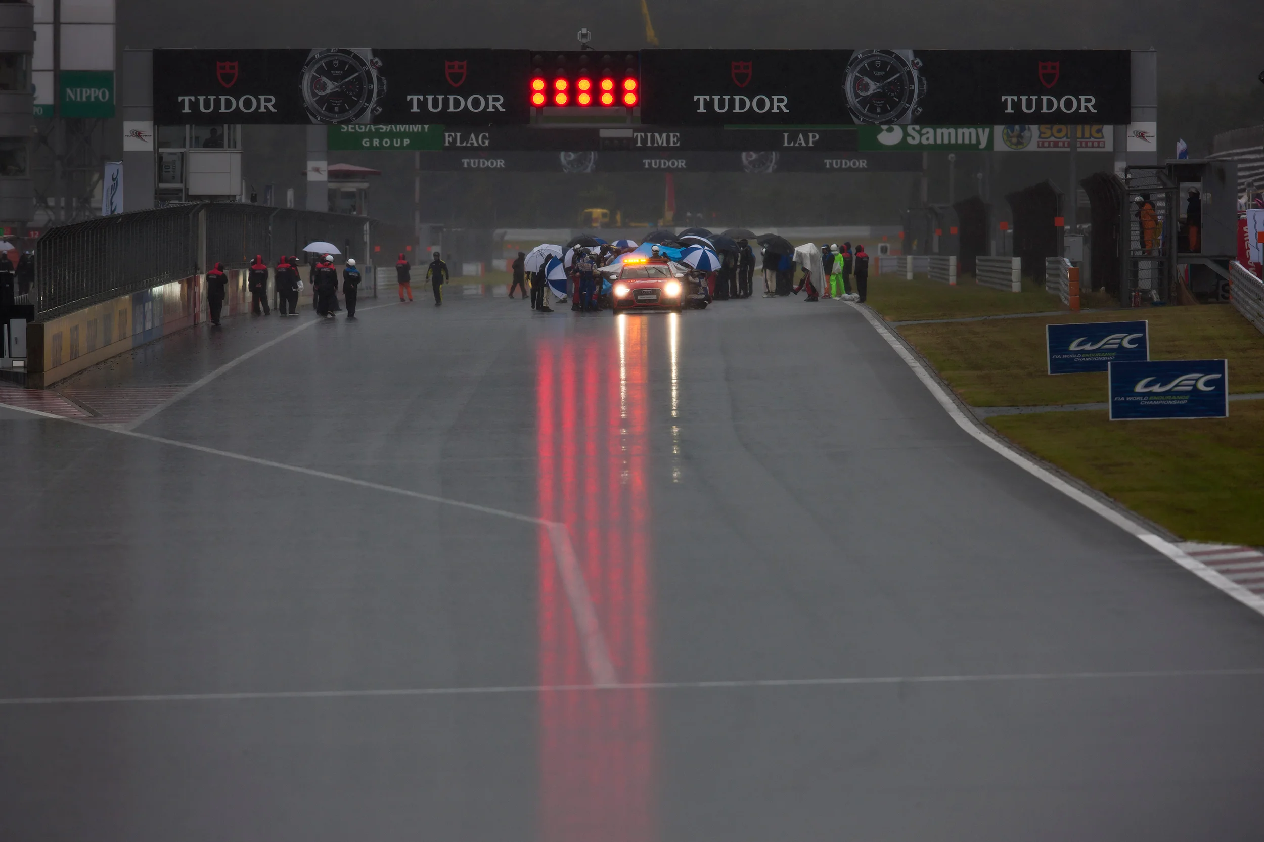 Heavy rain stops the race