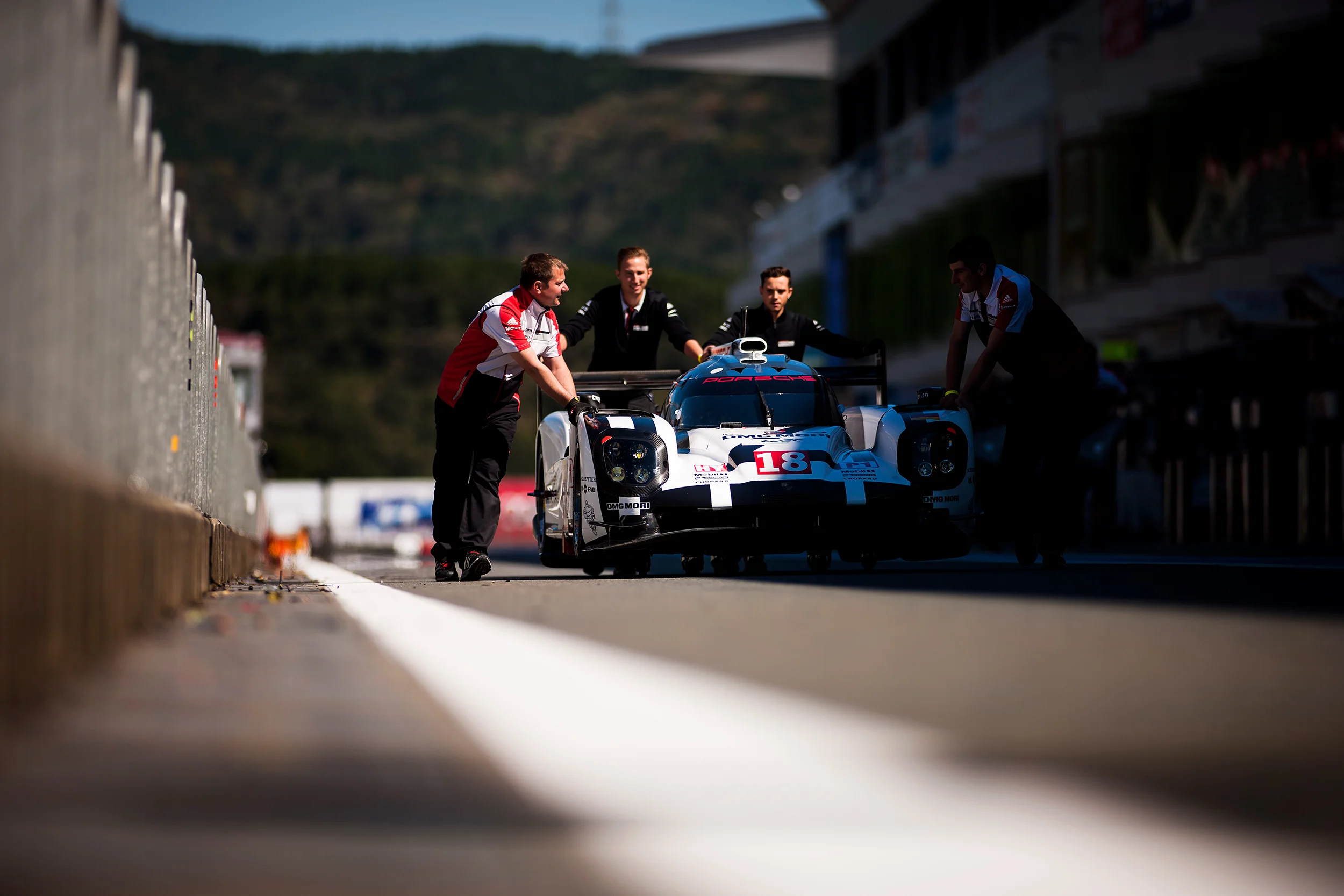#18 Porsche 919 is pushed to scrutineering