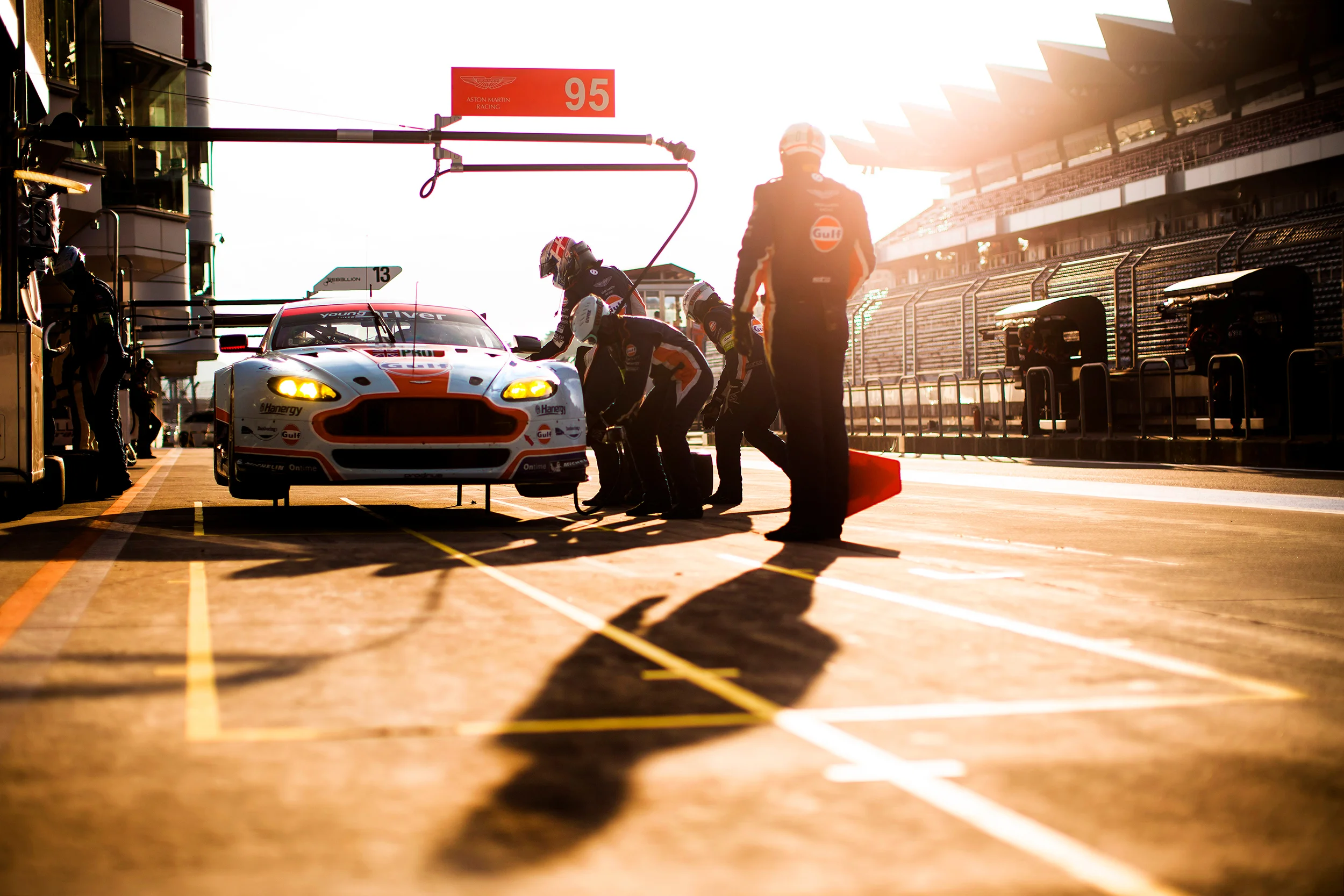 #95 Aston Martin Vantage pit stop