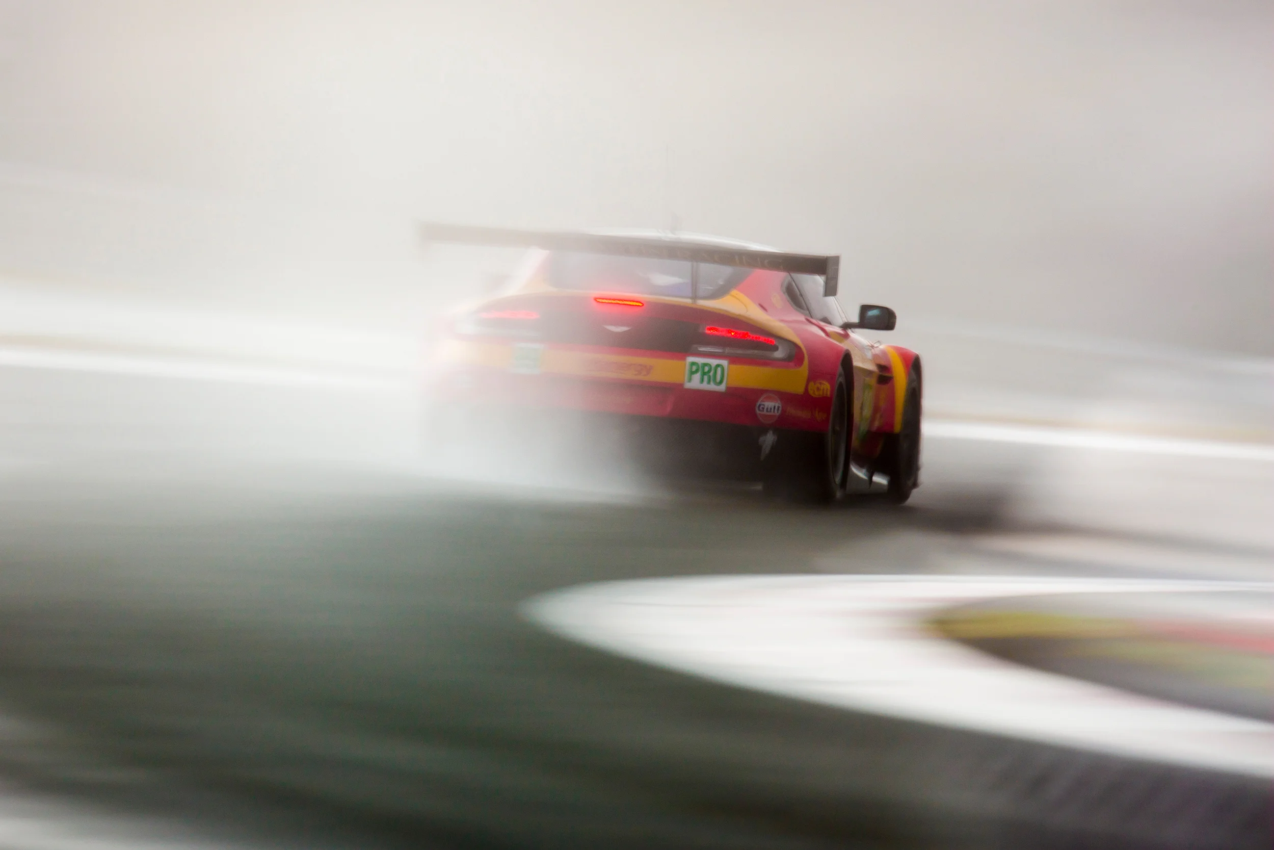 Fernando Rees, Aston Martin Vantage