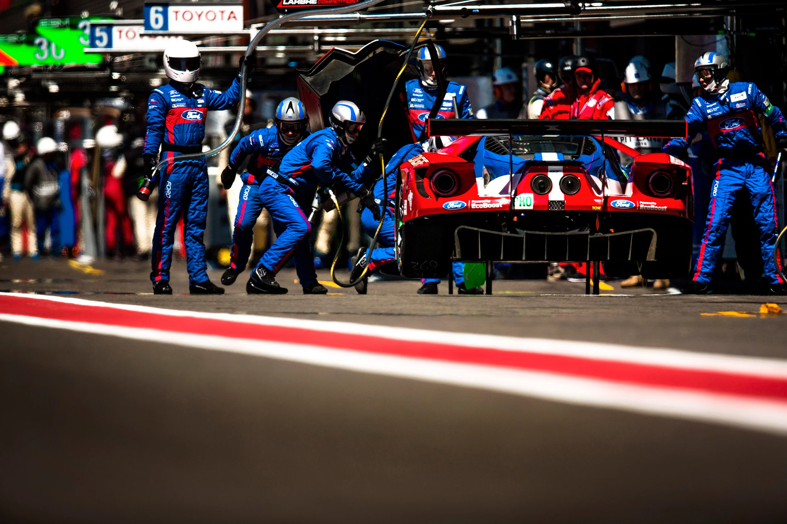 Ford GT pit stop