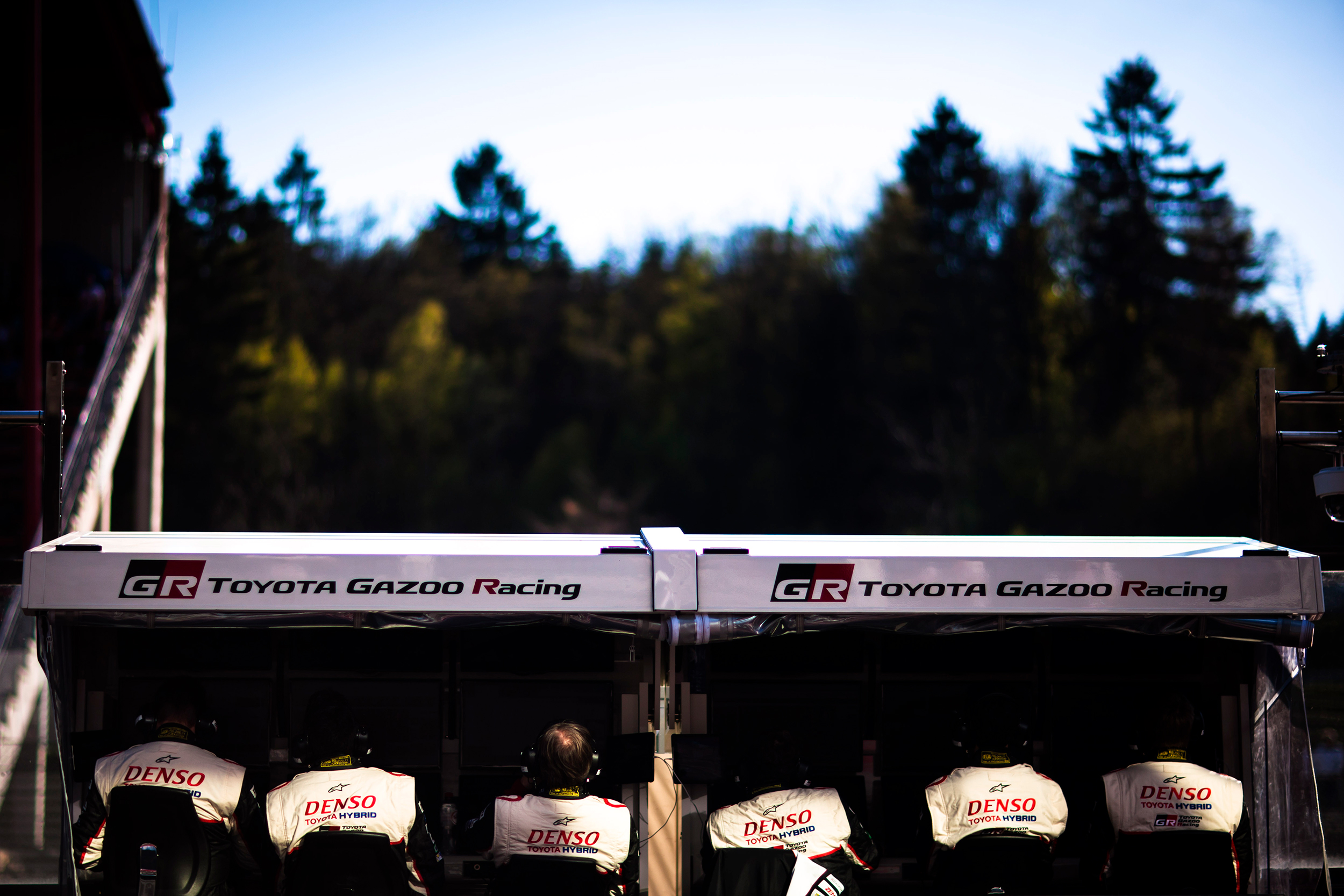 Toyota engineers on the pit wall