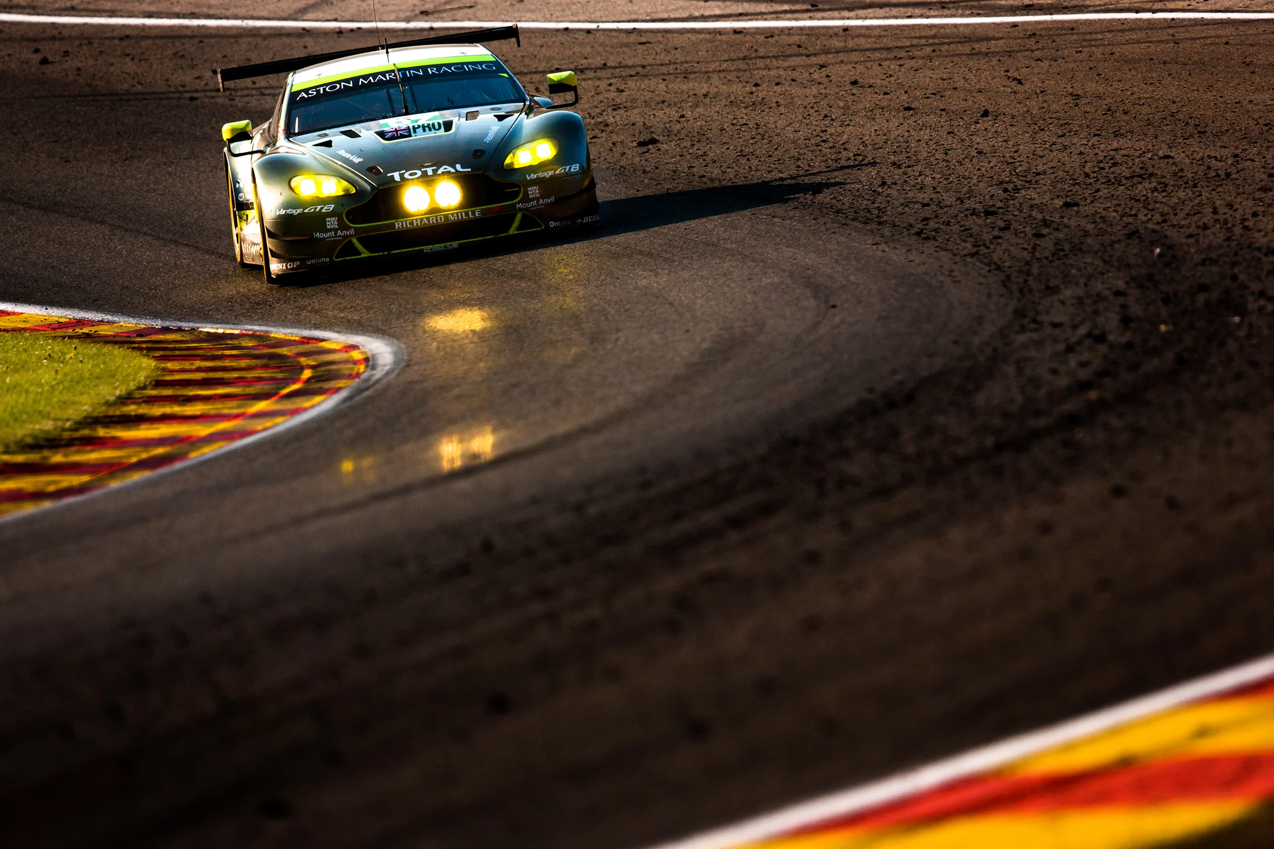 Fernando Rees, Aston Martin Vantage